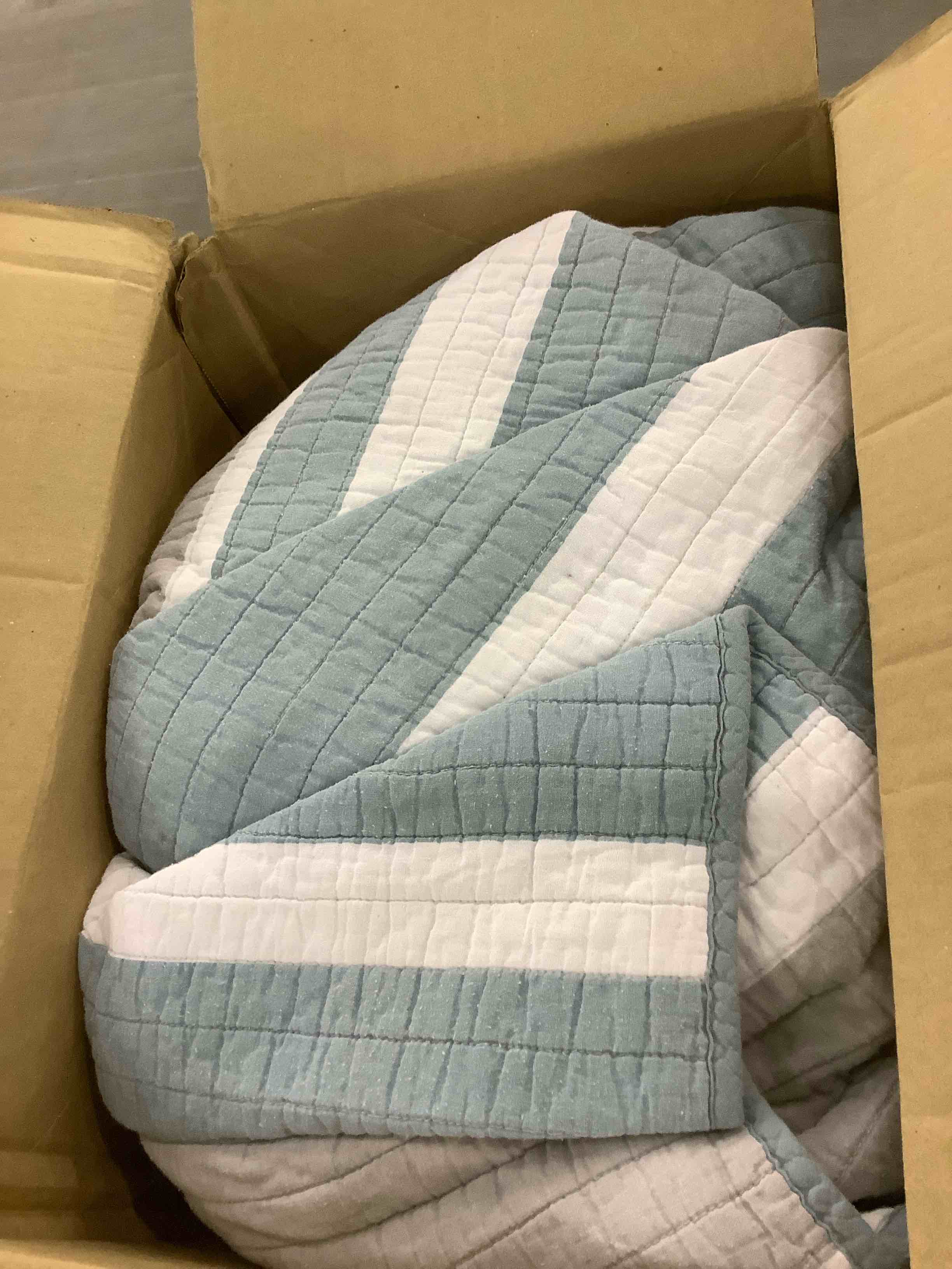https://s3.amazonaws.com/lotting-images-prod/BargainHunt/EXS01288977_1713539174752.jpeg