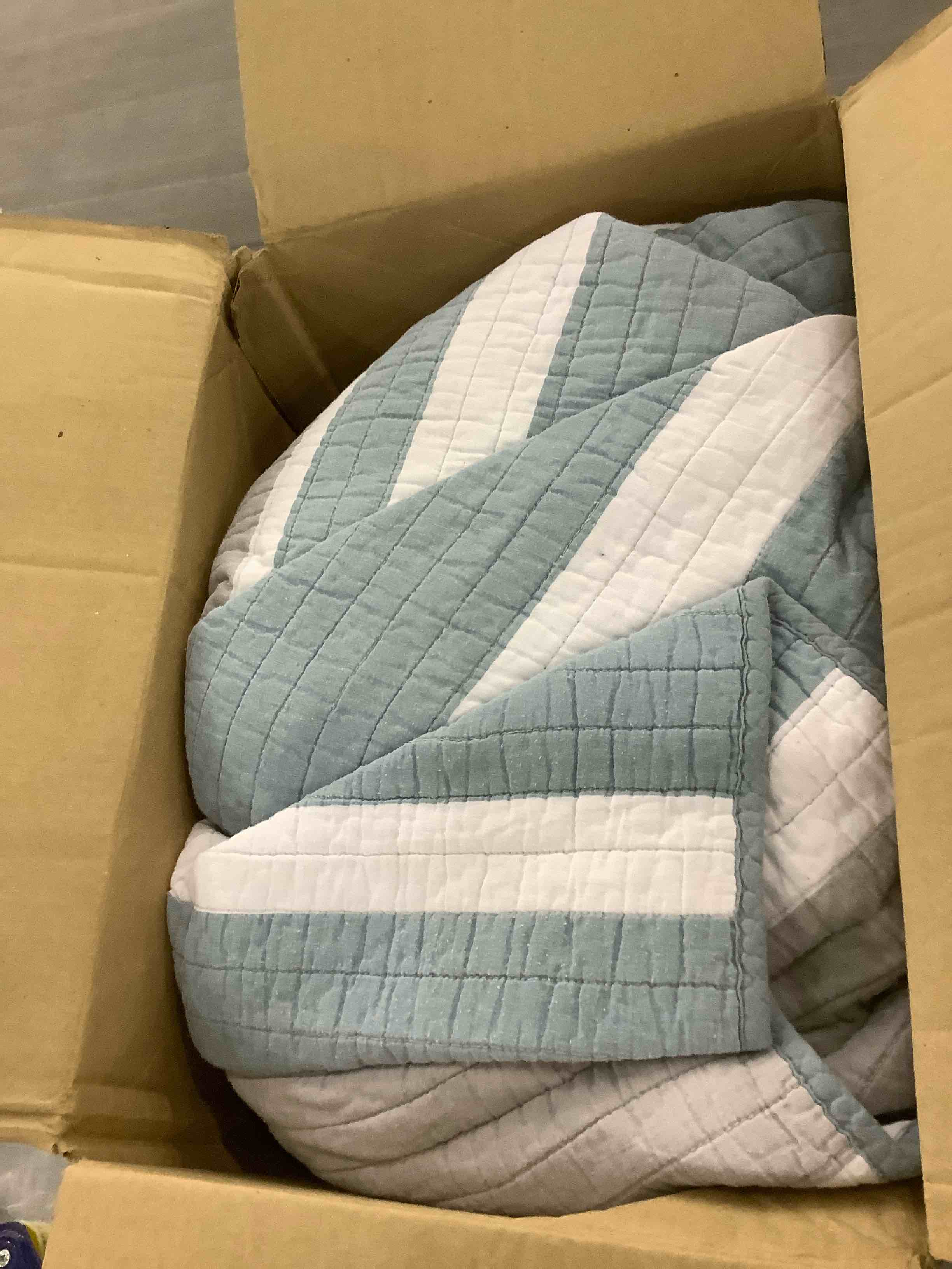 https://s3.amazonaws.com/lotting-images-prod/BargainHunt/EXS01288977_1713539176244.jpeg