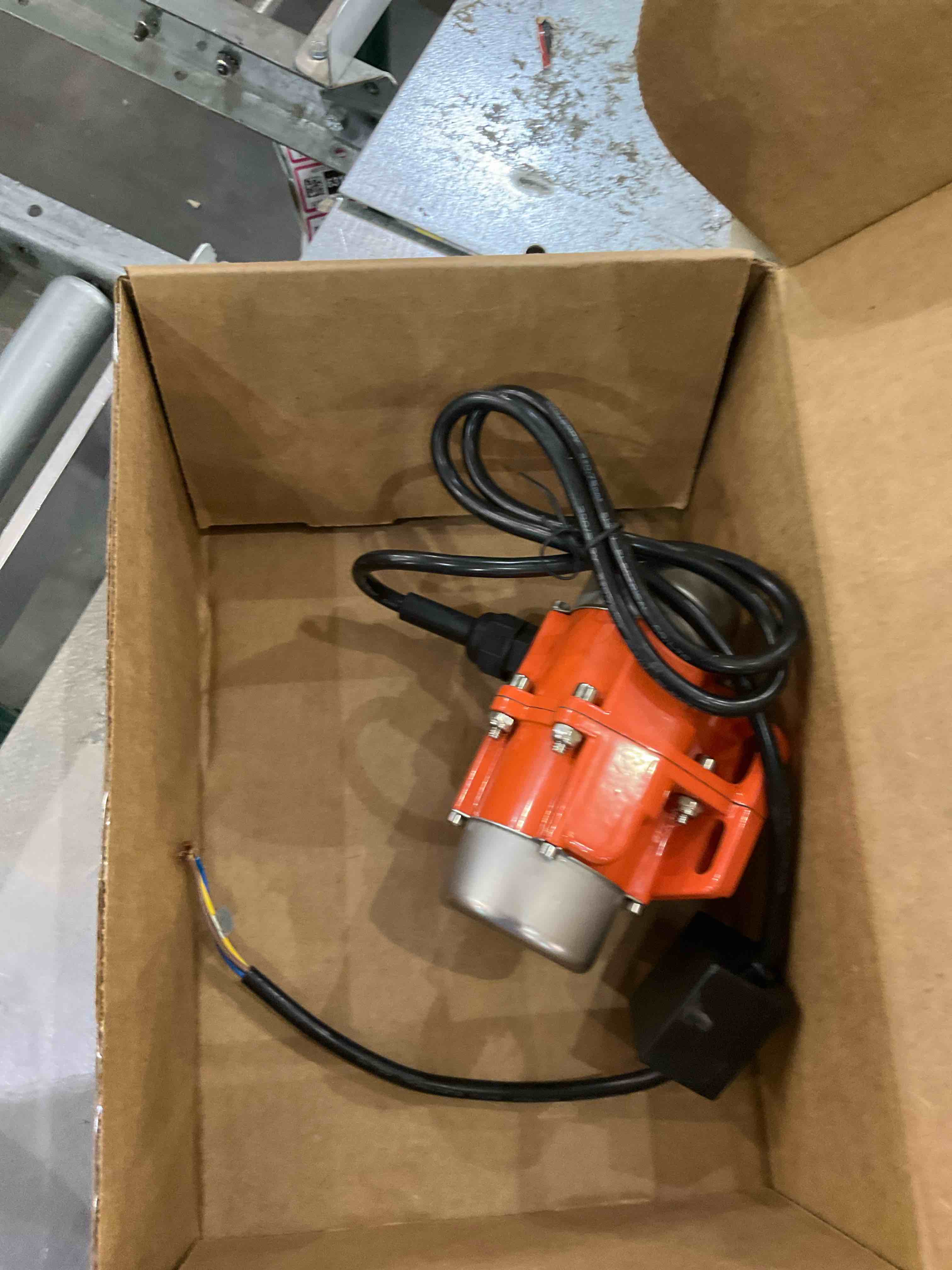 https://s3.amazonaws.com/lotting-images-prod/BargainHunt/EXS01292225_1713529758358.jpeg