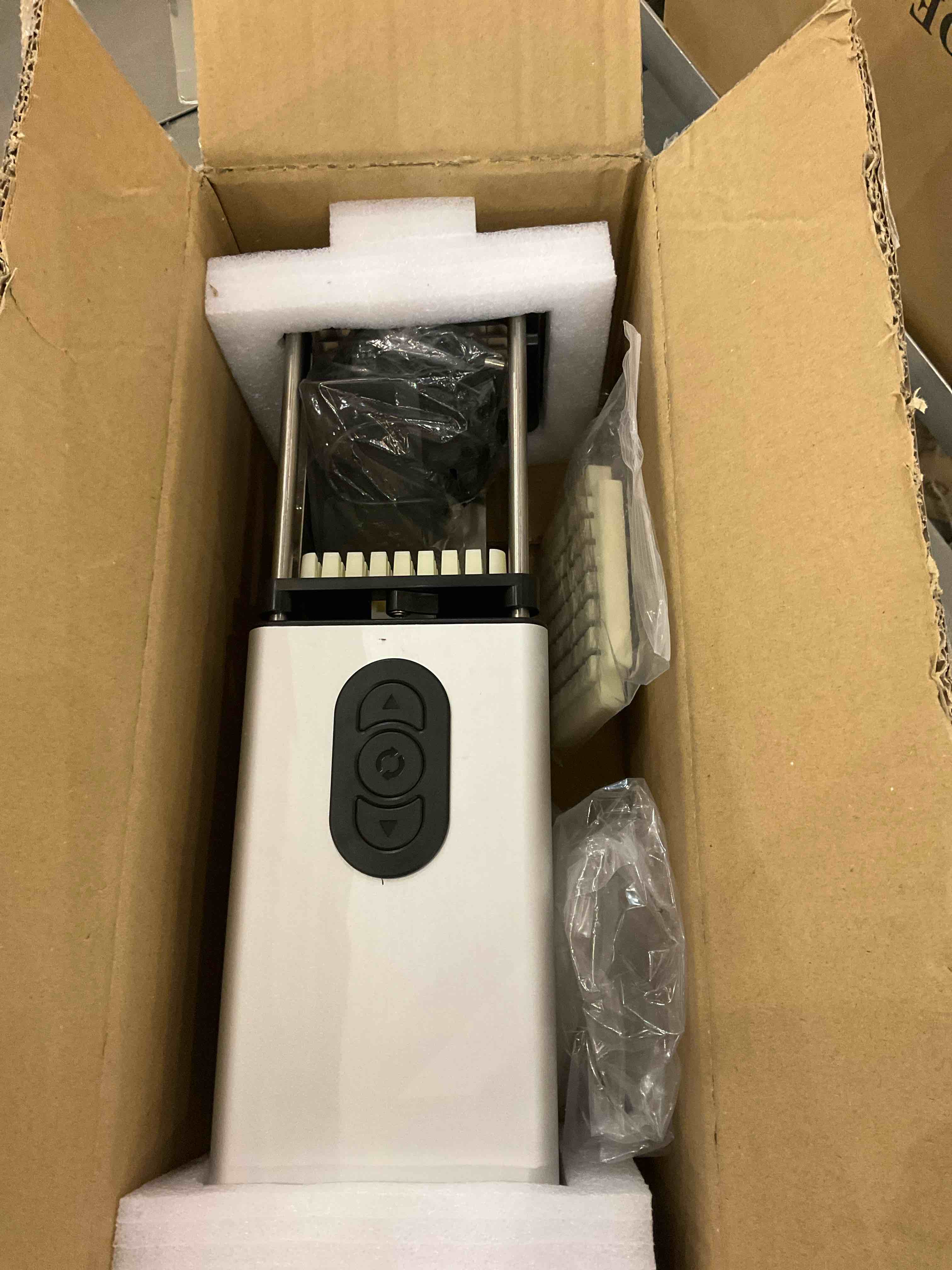 https://s3.amazonaws.com/lotting-images-prod/BargainHunt/EXS01294204_1712688453684.jpeg
