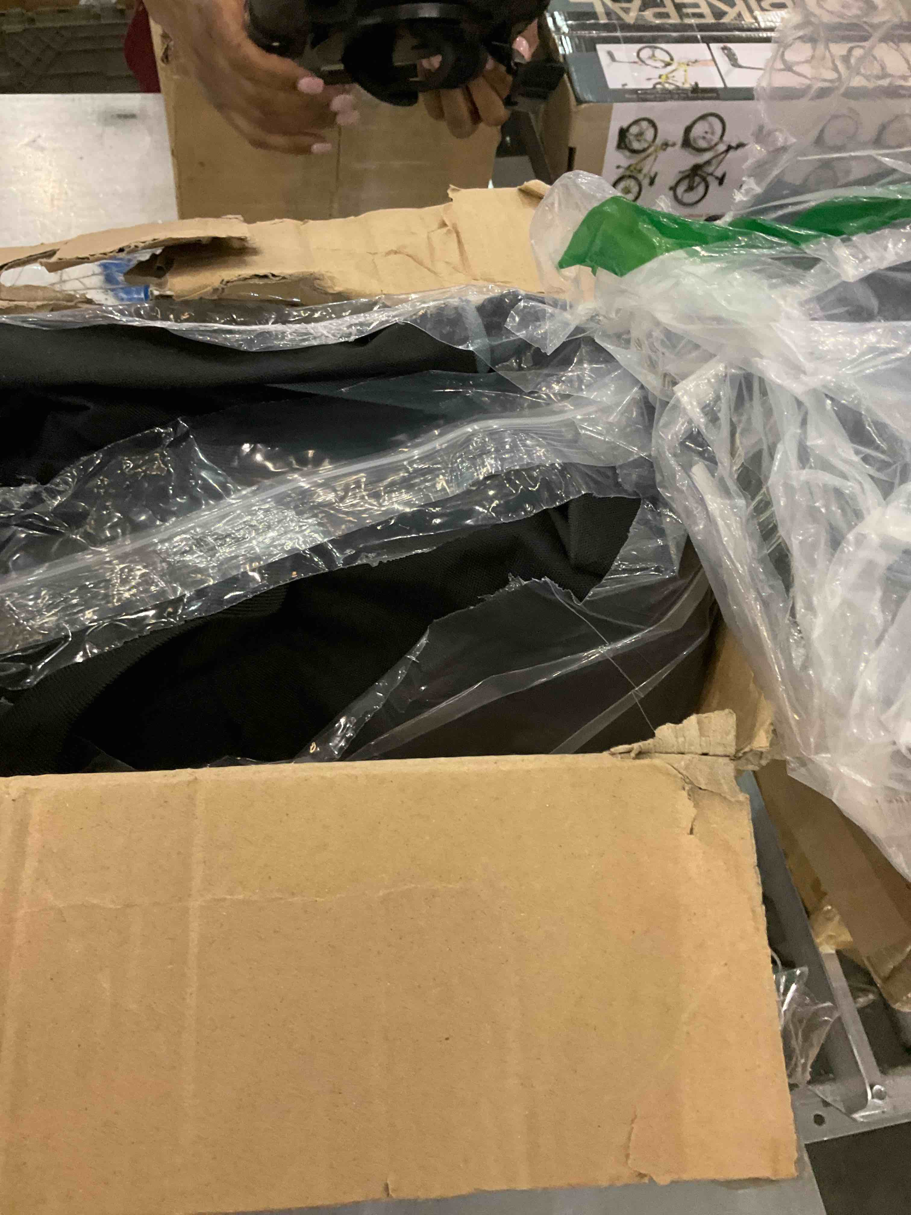 https://s3.amazonaws.com/lotting-images-prod/BargainHunt/EXS01294431_1712857921425.jpeg