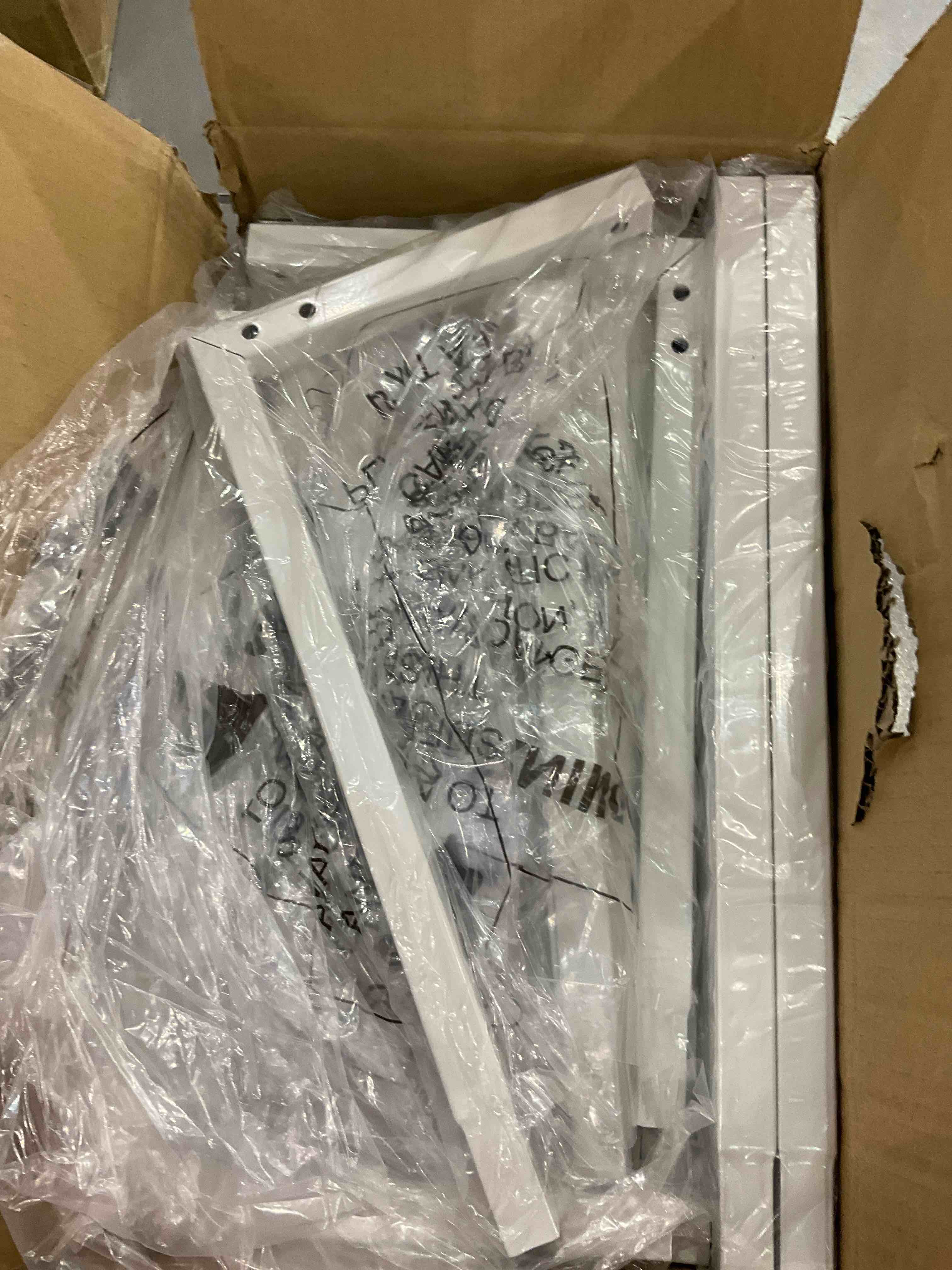 https://s3.amazonaws.com/lotting-images-prod/BargainHunt/EXS01294942_1713538818208.jpeg
