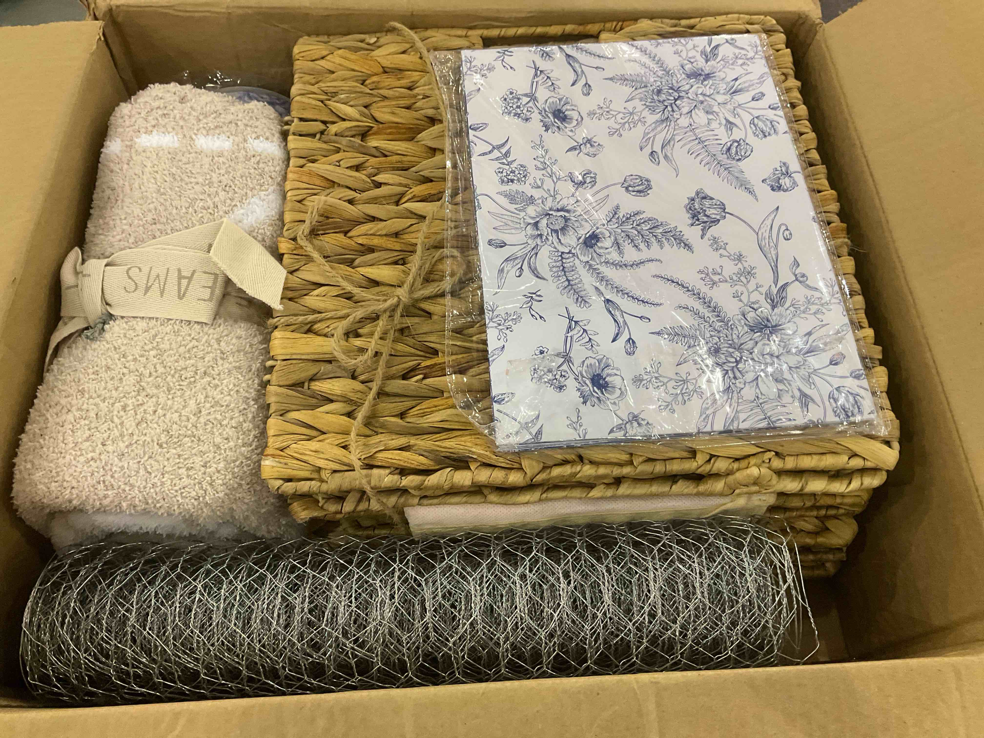 https://s3.amazonaws.com/lotting-images-prod/BargainHunt/EXS01295182_1712751223388.jpeg
