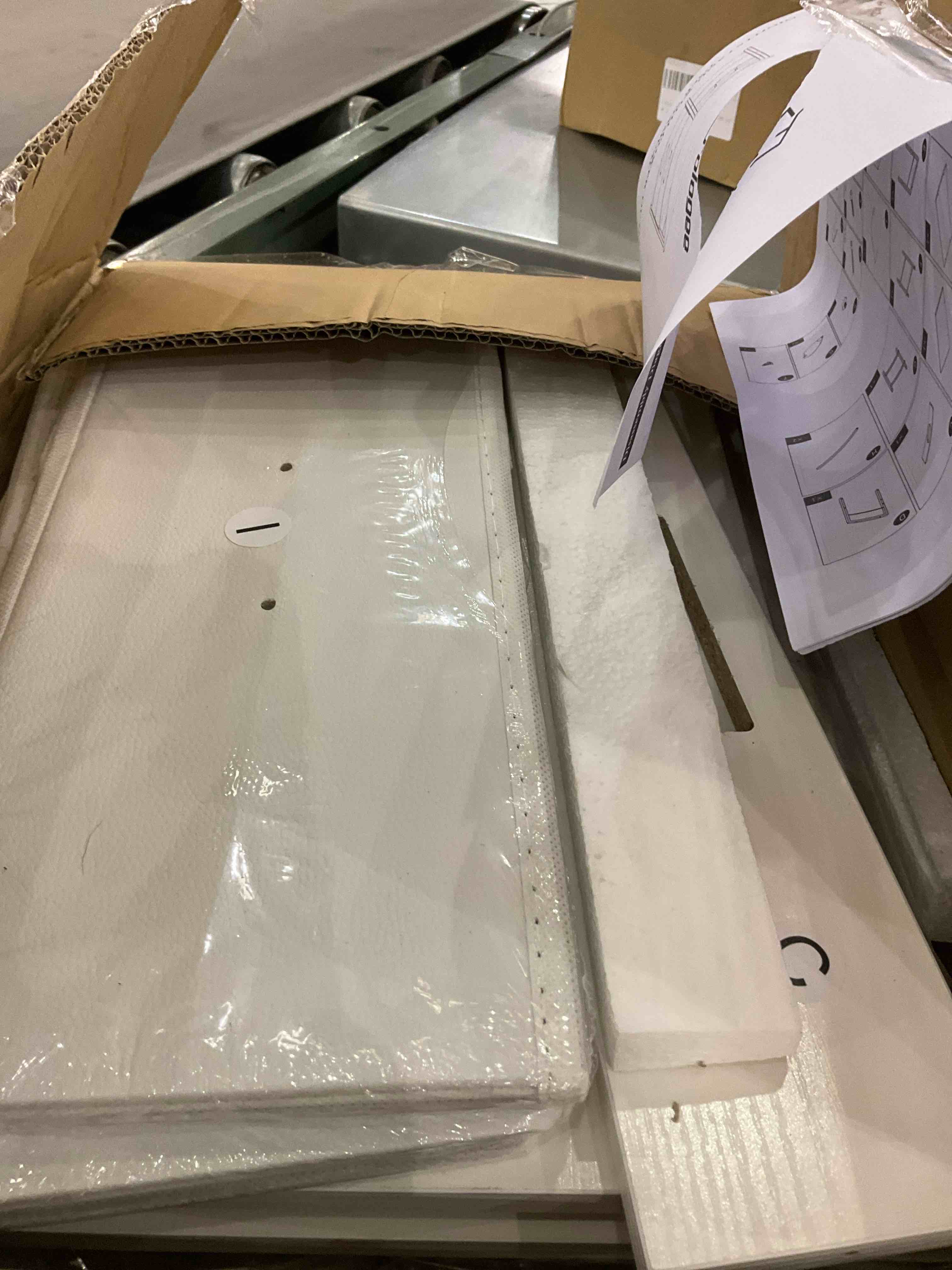 https://s3.amazonaws.com/lotting-images-prod/BargainHunt/EXS01298553_1712768693842.jpeg
