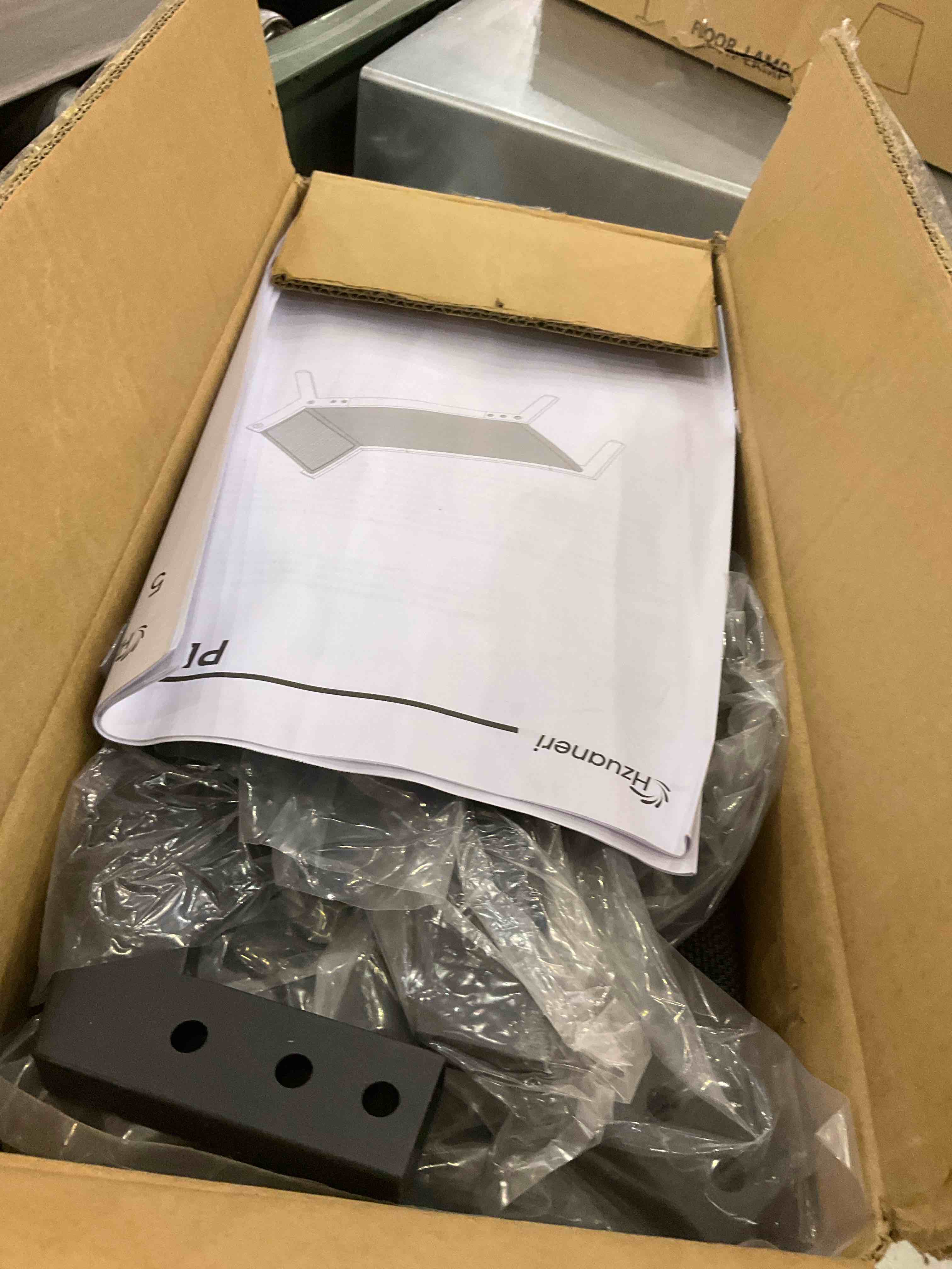 https://s3.amazonaws.com/lotting-images-prod/BargainHunt/EXS01298556_1712768980517.jpeg