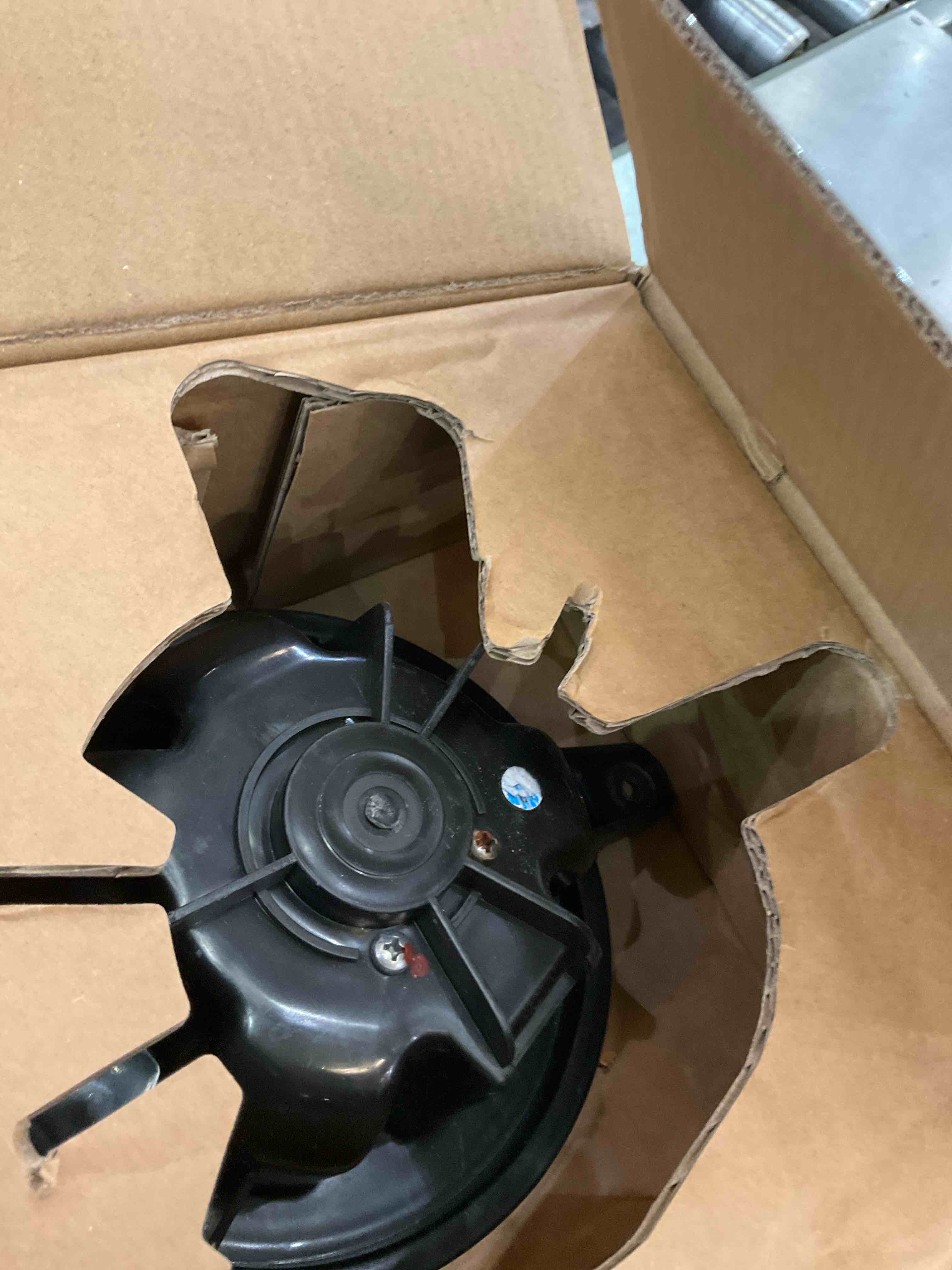 https://s3.amazonaws.com/lotting-images-prod/BargainHunt/EXS01299235_1713459535979.jpeg