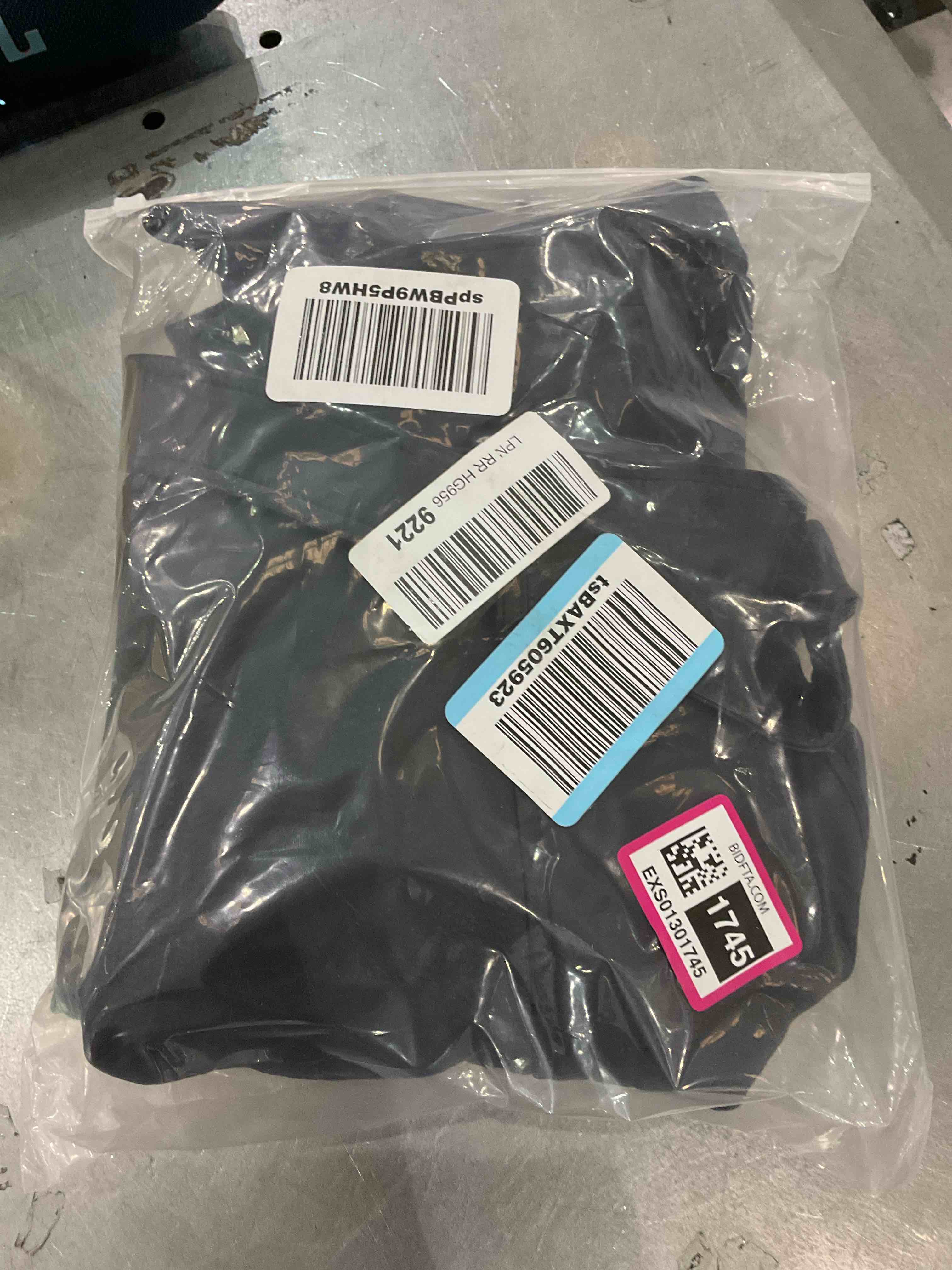 https://s3.amazonaws.com/lotting-images-prod/BargainHunt/EXS01301745_1709818999995.jpeg