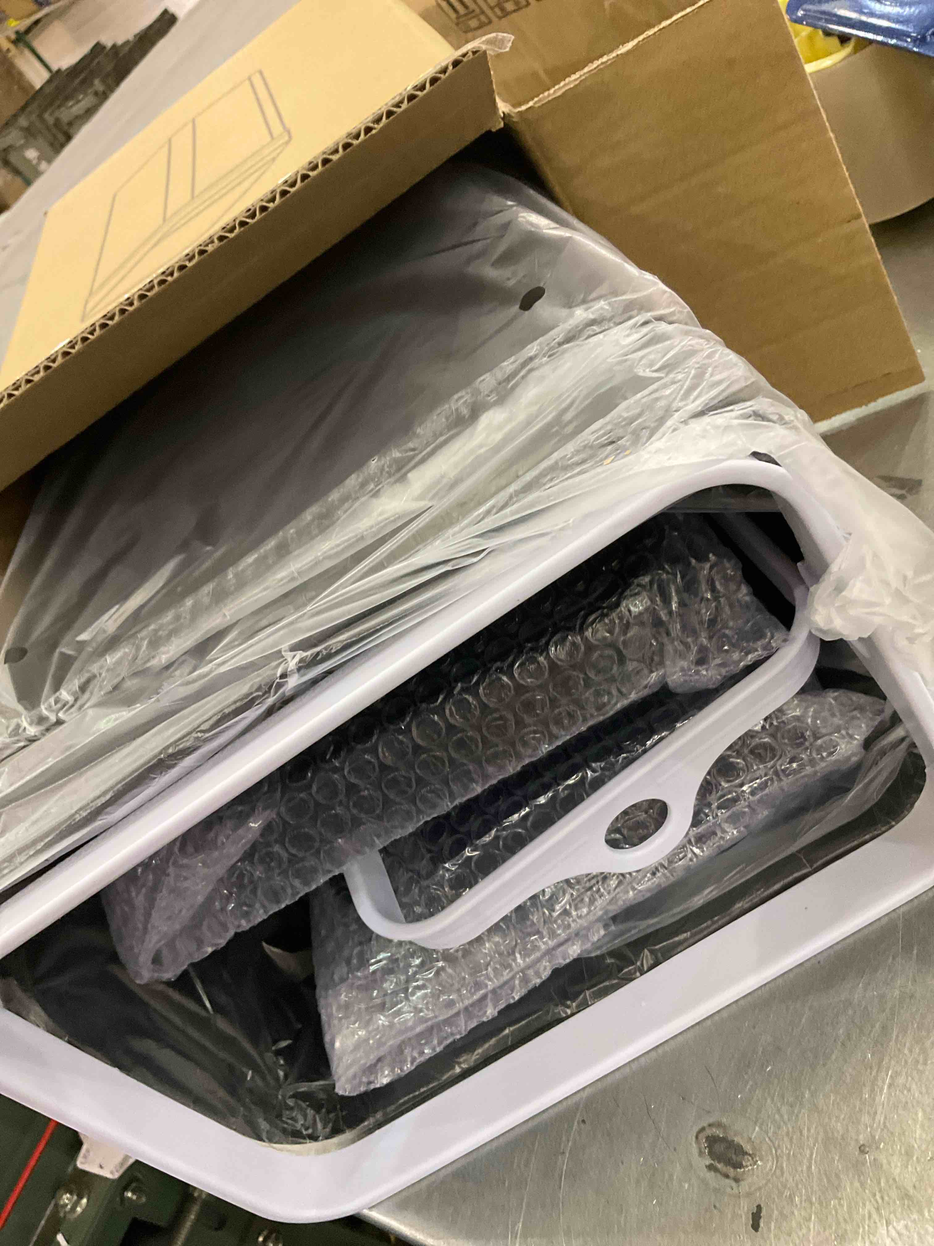 https://s3.amazonaws.com/lotting-images-prod/BargainHunt/EXS01301809_1709828687448.jpeg