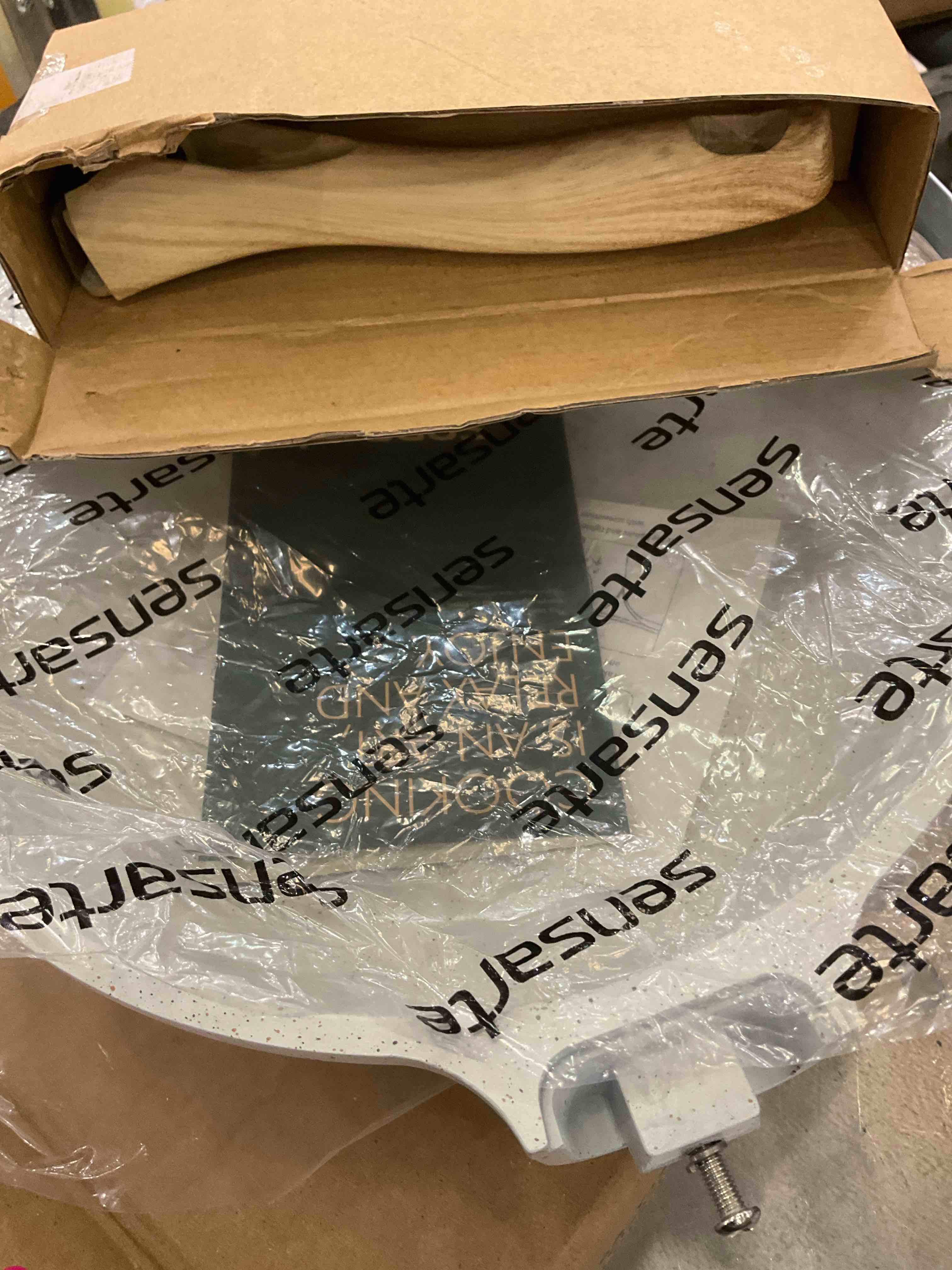 https://s3.amazonaws.com/lotting-images-prod/BargainHunt/EXS01301842_1709834242919.jpeg