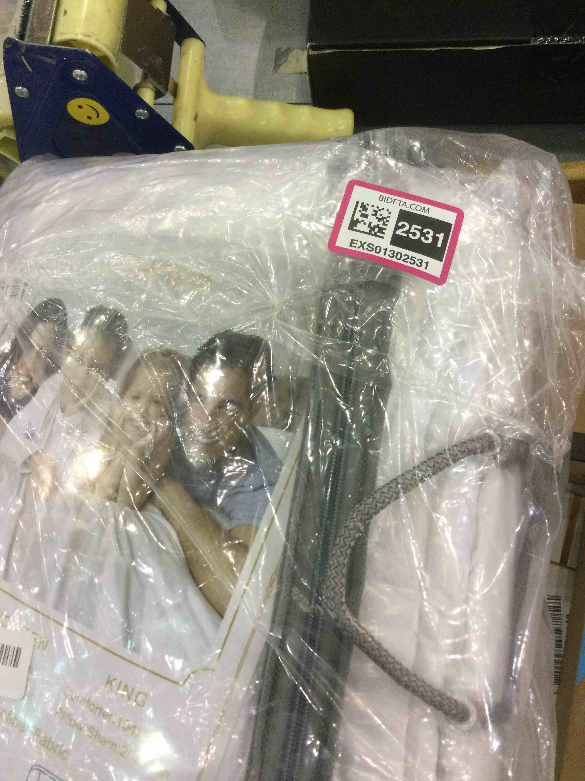 https://s3.amazonaws.com/lotting-images-prod/BargainHunt/EXS01302531_1709756577794.jpeg