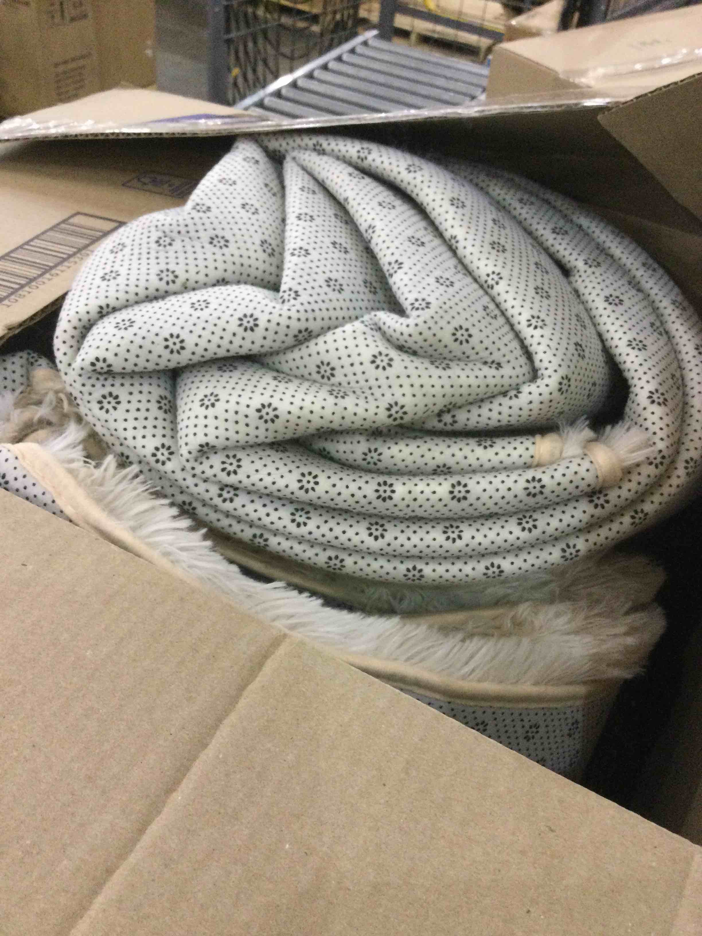 https://s3.amazonaws.com/lotting-images-prod/BargainHunt/EXS01302666_1709827429018.jpeg