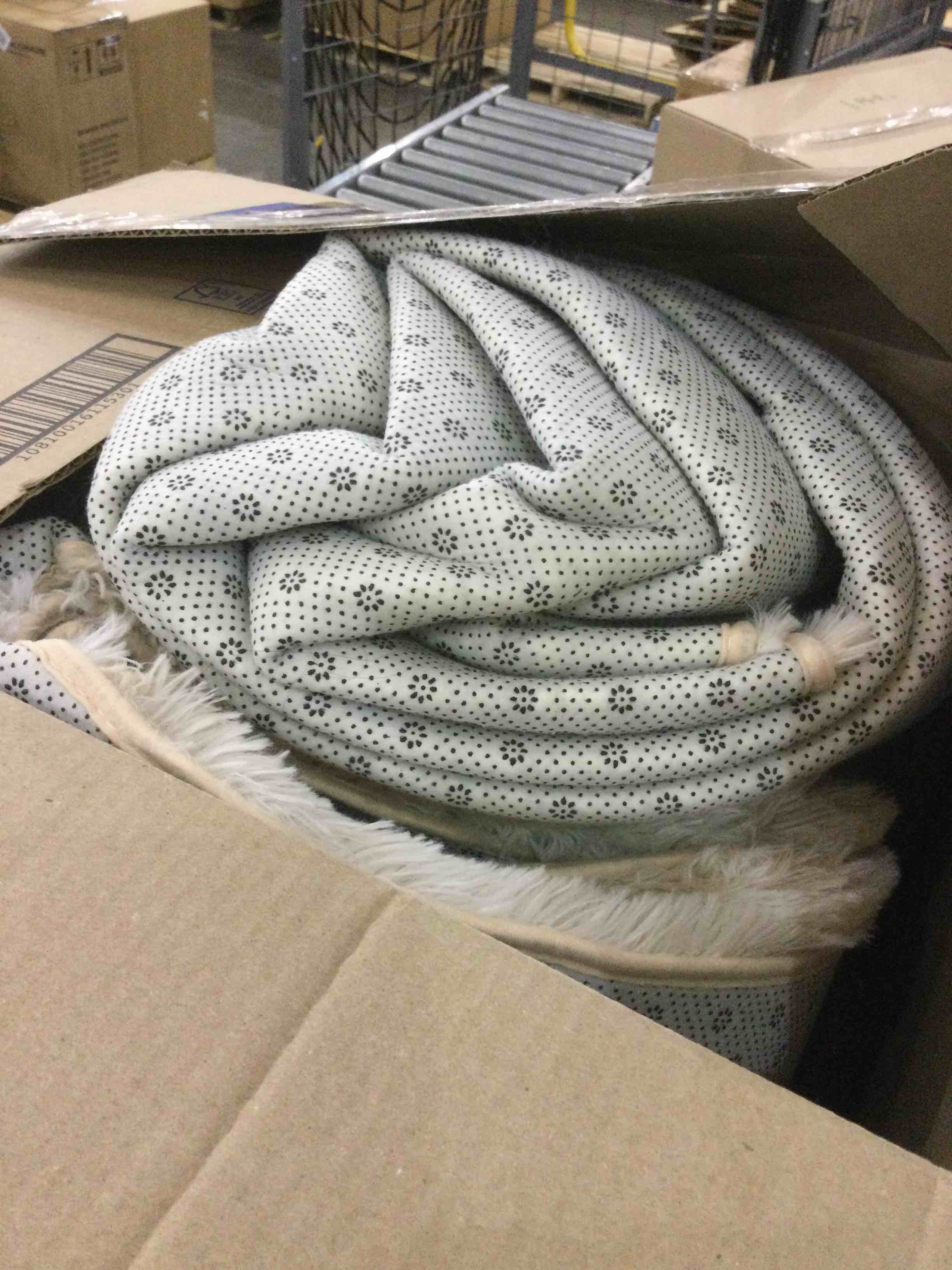 https://s3.amazonaws.com/lotting-images-prod/BargainHunt/EXS01302666_1709827430021.jpeg