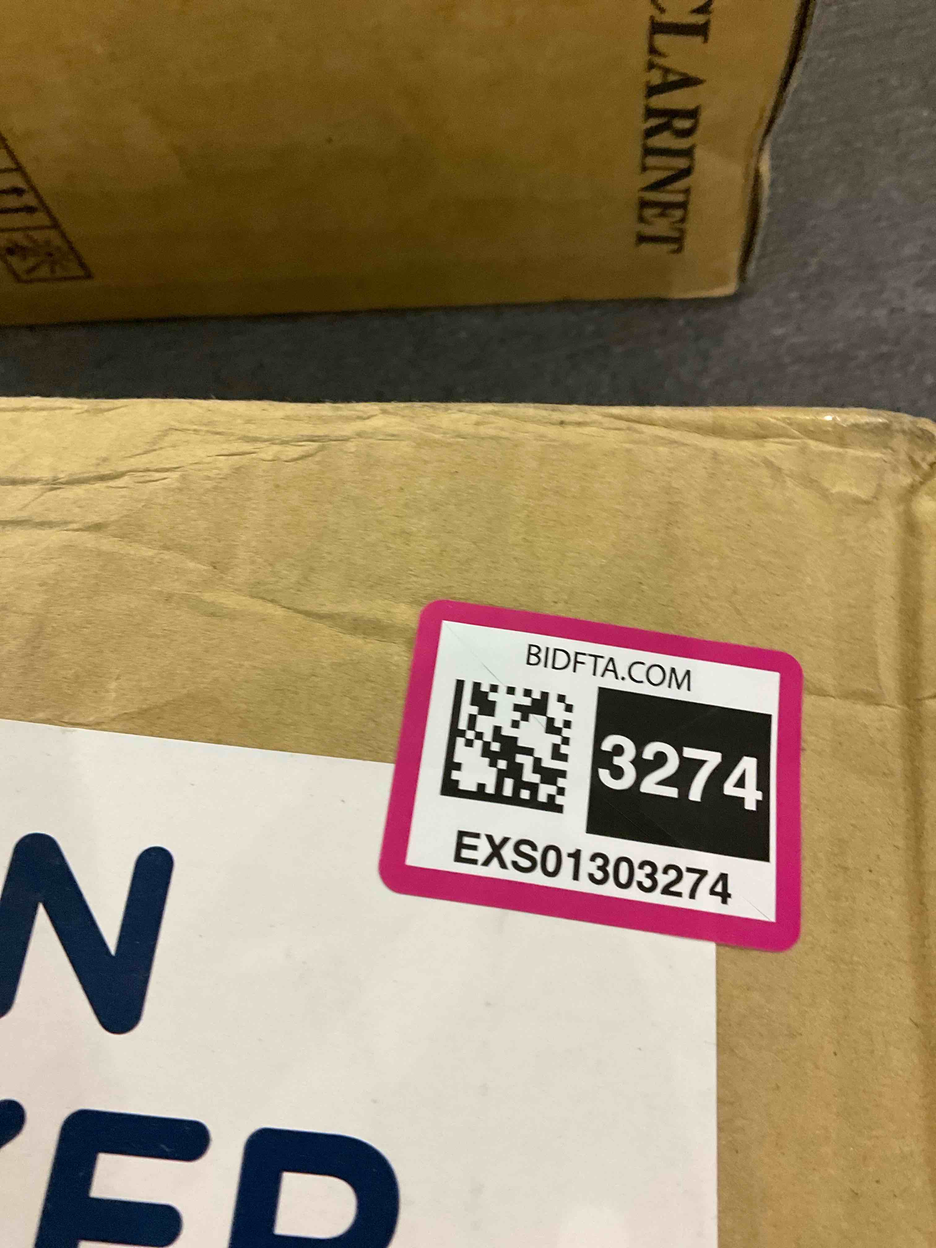 https://s3.amazonaws.com/lotting-images-prod/BargainHunt/EXS01303274_1709901004862.jpeg