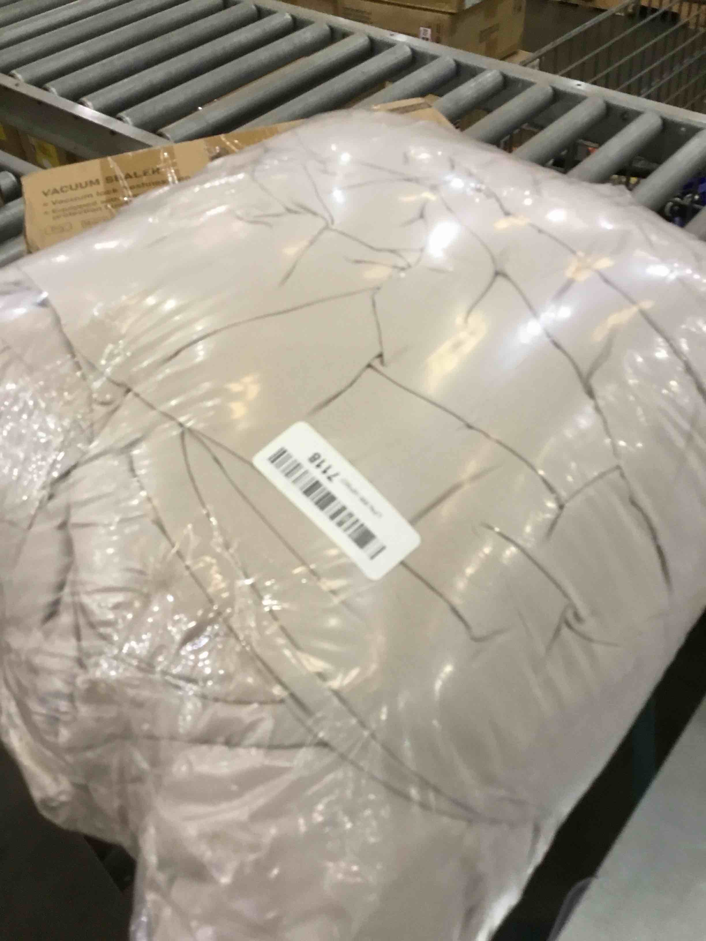 https://s3.amazonaws.com/lotting-images-prod/BargainHunt/EXS01304421_1711042664675.jpeg