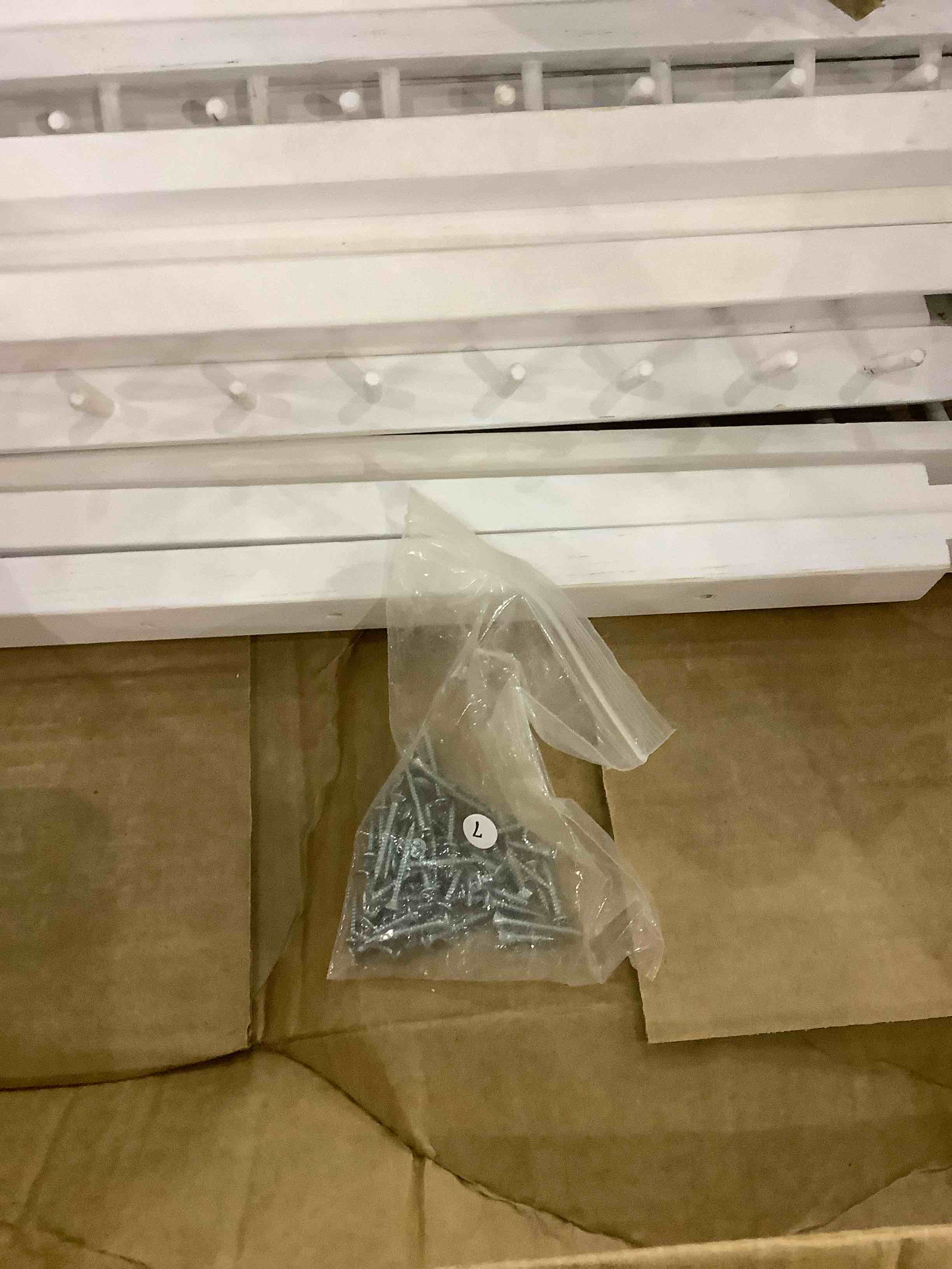 https://s3.amazonaws.com/lotting-images-prod/BargainHunt/EXS01306087_1709815092205.jpeg