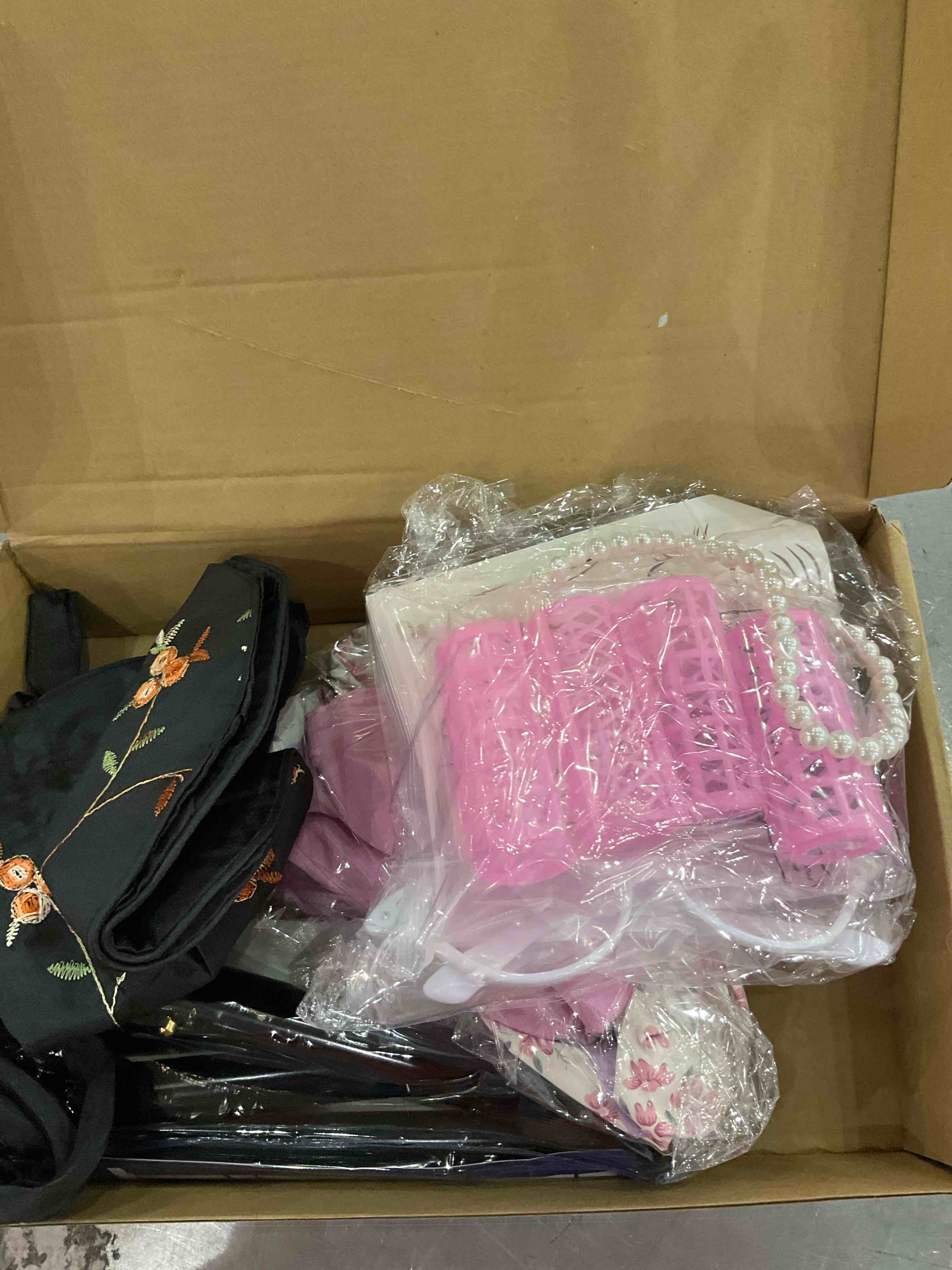 https://s3.amazonaws.com/lotting-images-prod/BargainHunt/EXS01307155_1711474369651.jpeg