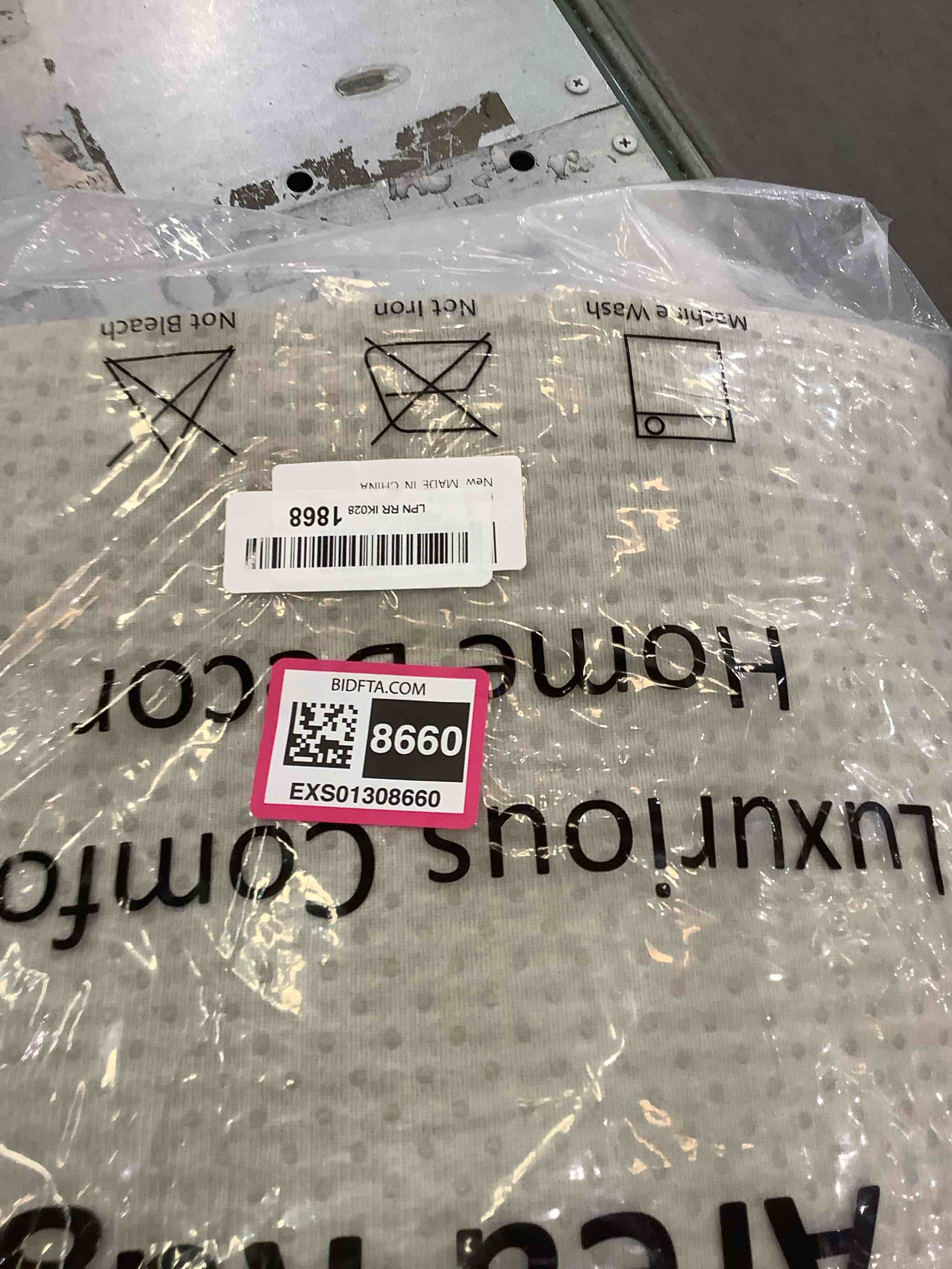 https://s3.amazonaws.com/lotting-images-prod/BargainHunt/EXS01308660_1710868614214.jpeg