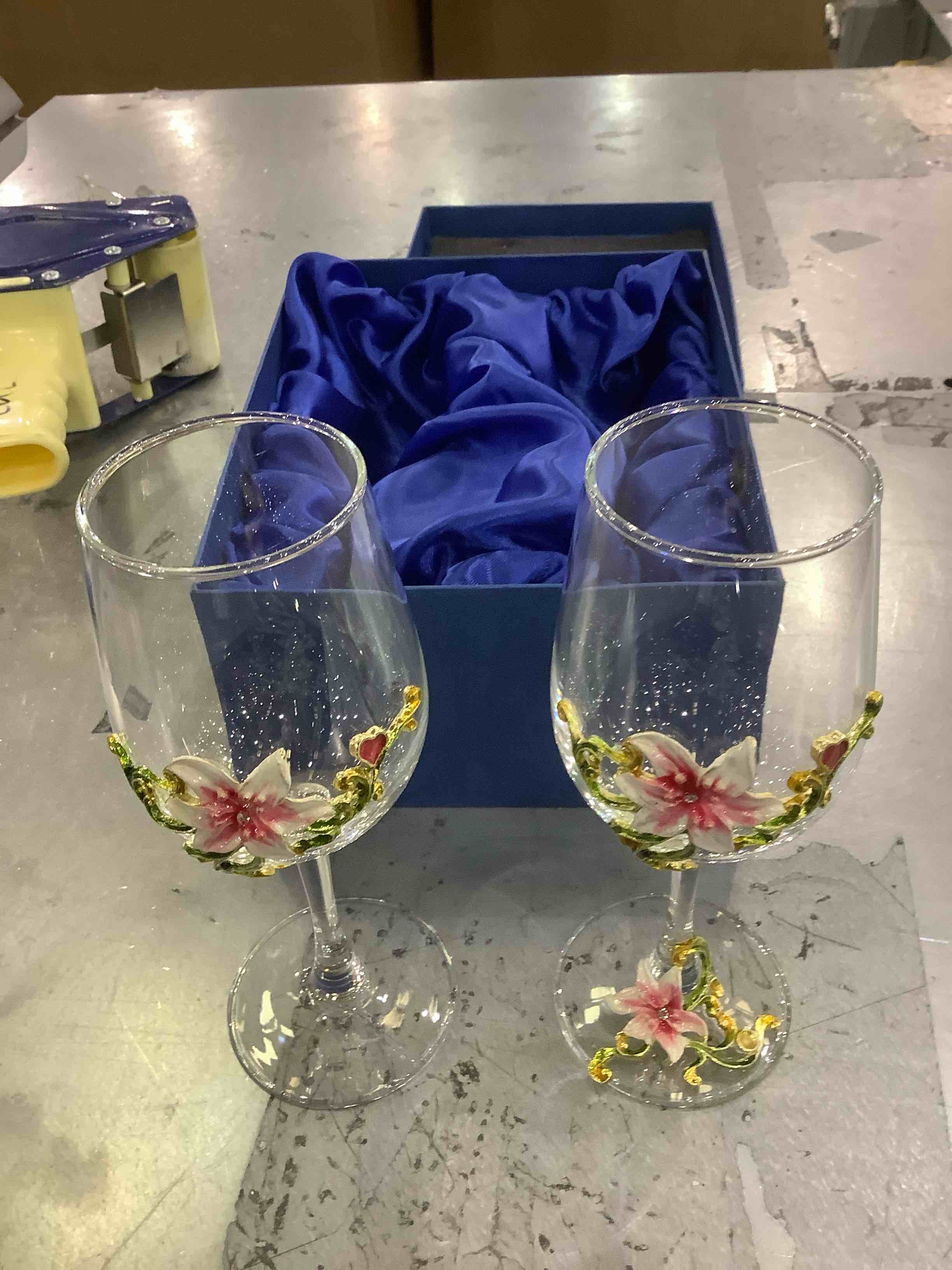 https://s3.amazonaws.com/lotting-images-prod/BargainHunt/EXS01308757_1710942142773.jpeg