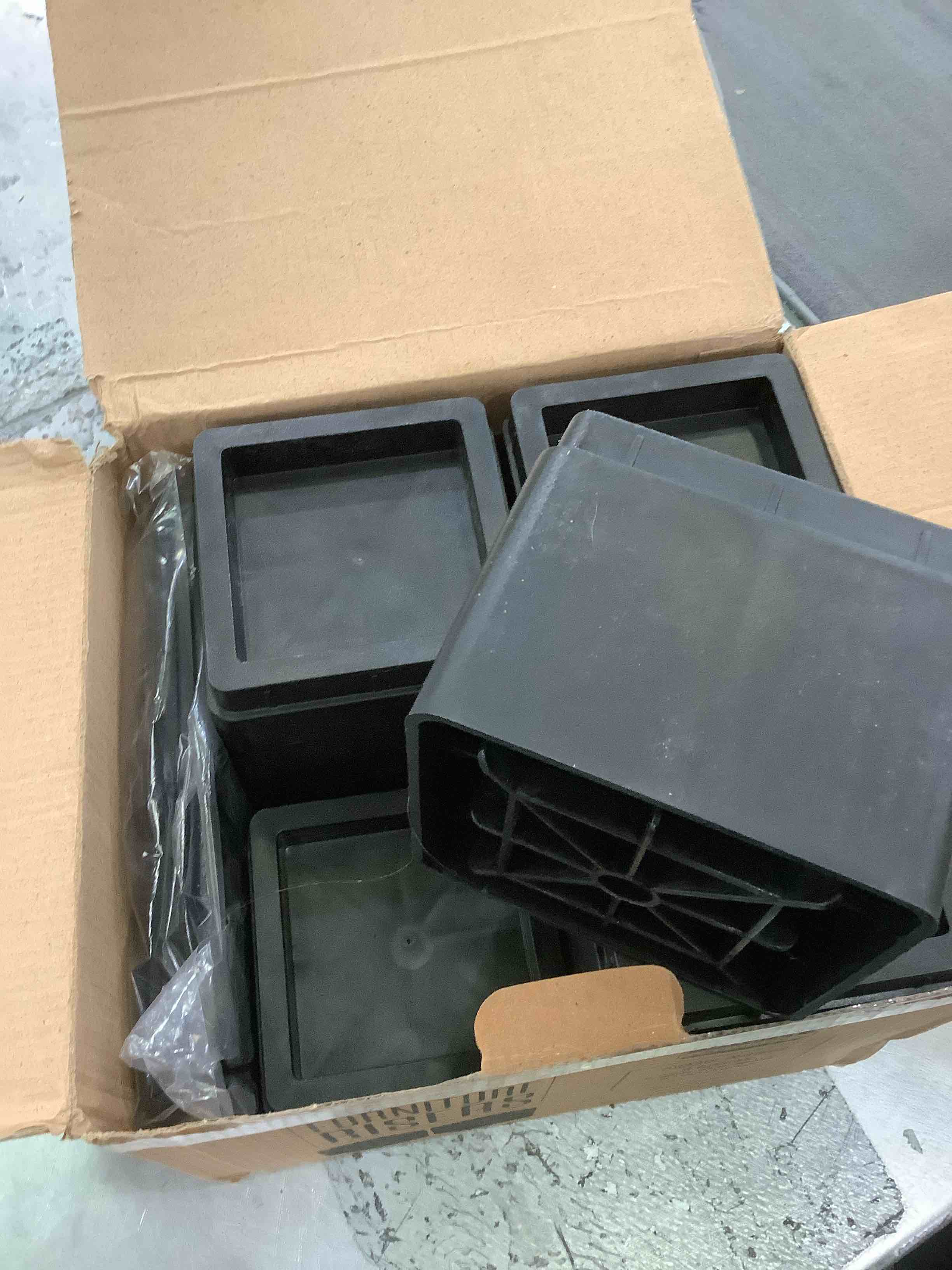 https://s3.amazonaws.com/lotting-images-prod/BargainHunt/EXS01308827_1710948499602.jpeg