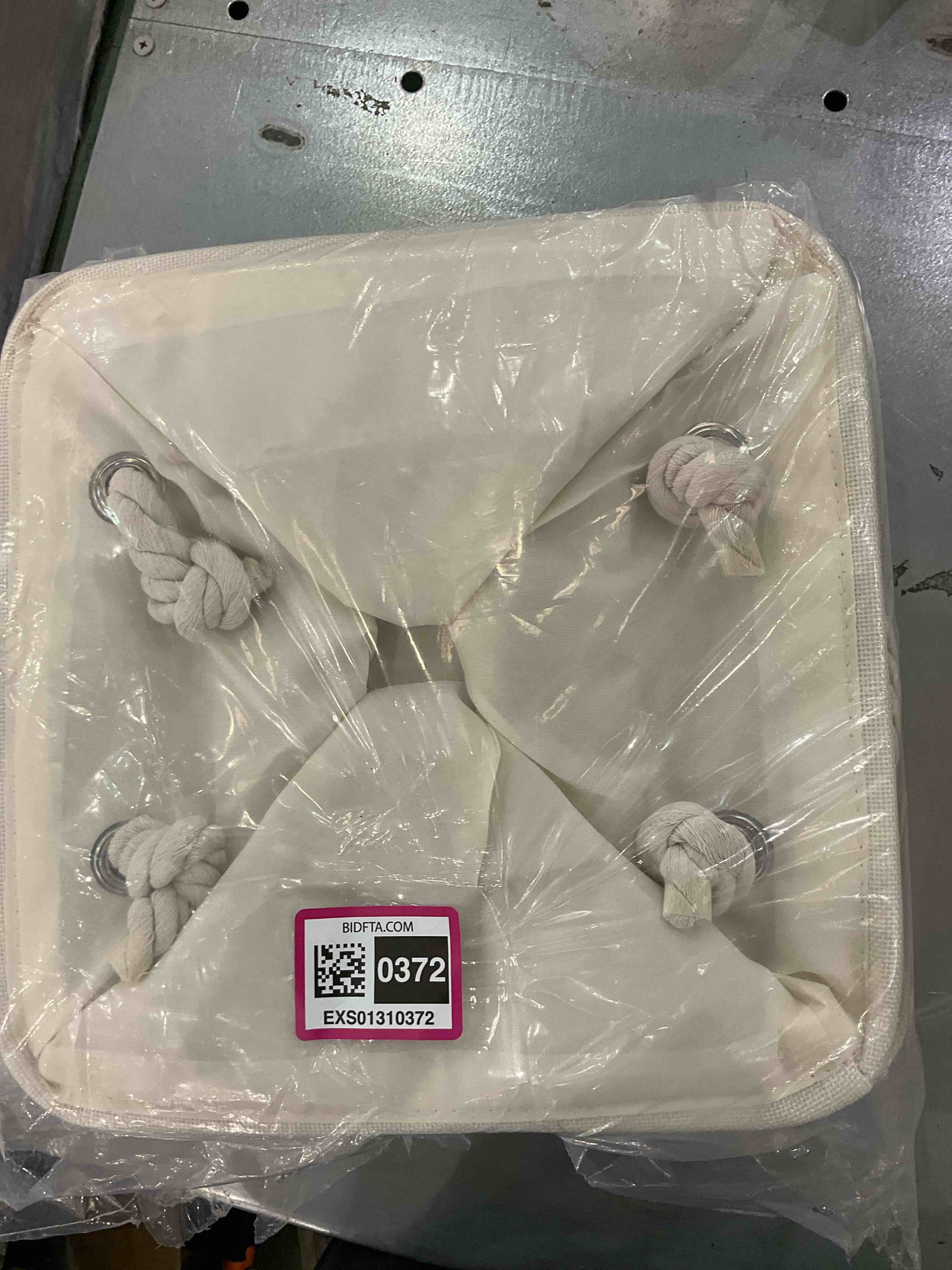 https://s3.amazonaws.com/lotting-images-prod/BargainHunt/EXS01310372_1710515815587.jpeg