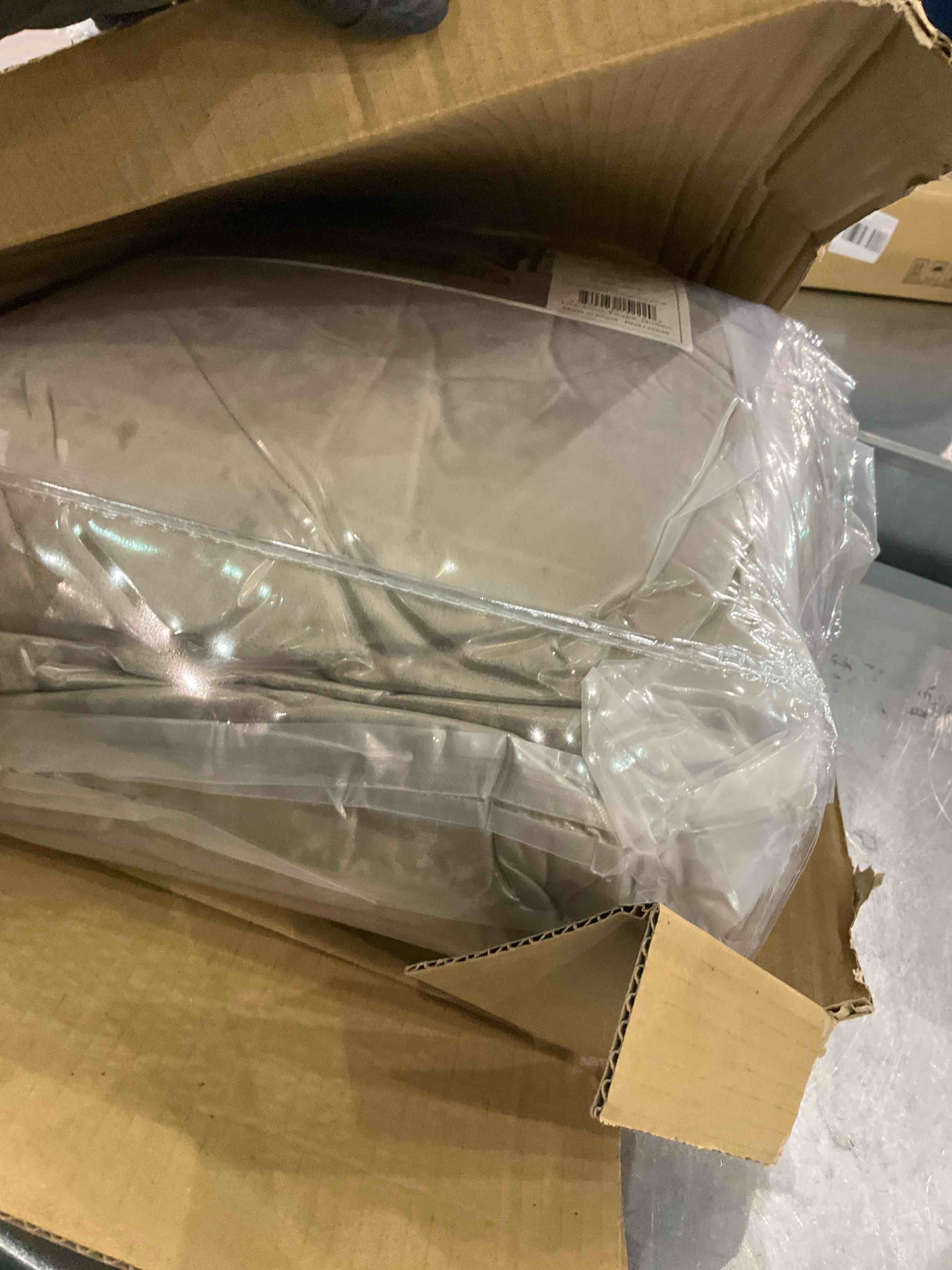 https://s3.amazonaws.com/lotting-images-prod/BargainHunt/EXS01312059_1710329174979.jpeg