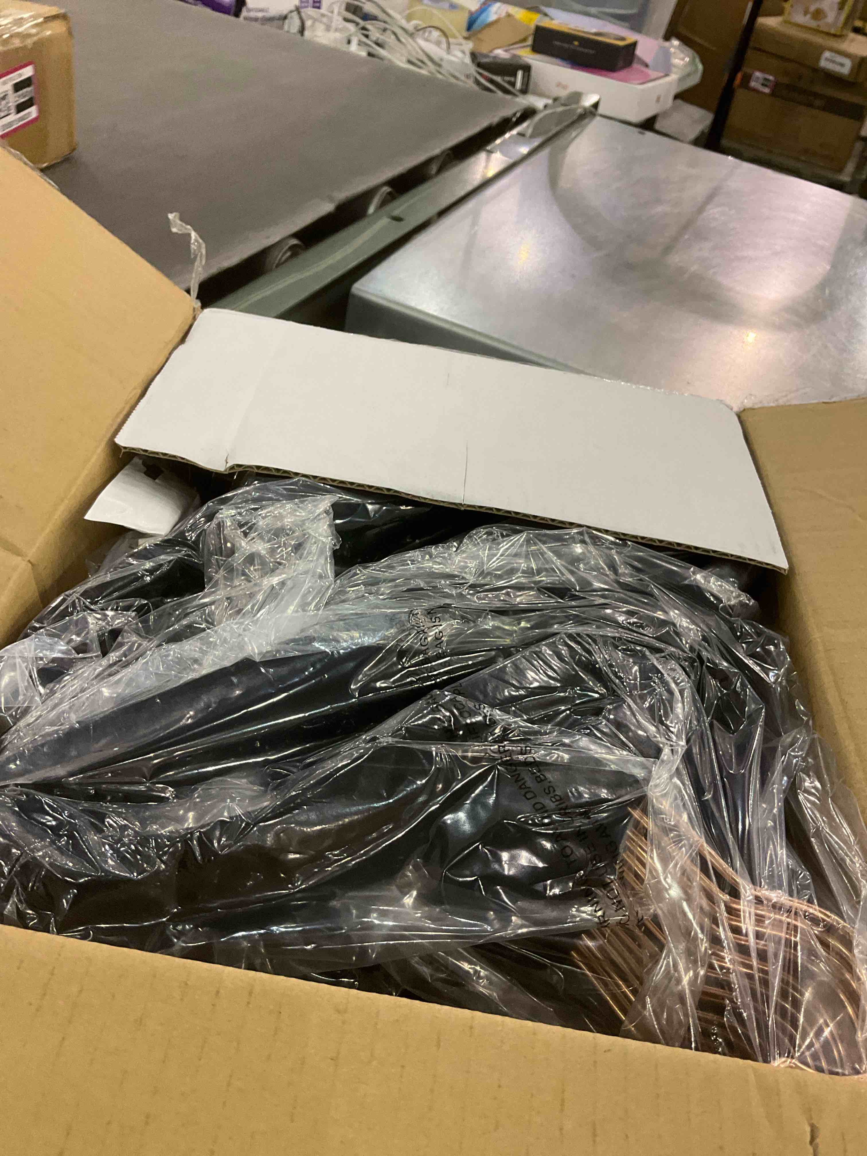 https://s3.amazonaws.com/lotting-images-prod/BargainHunt/EXS01312285_1710417212436.jpeg