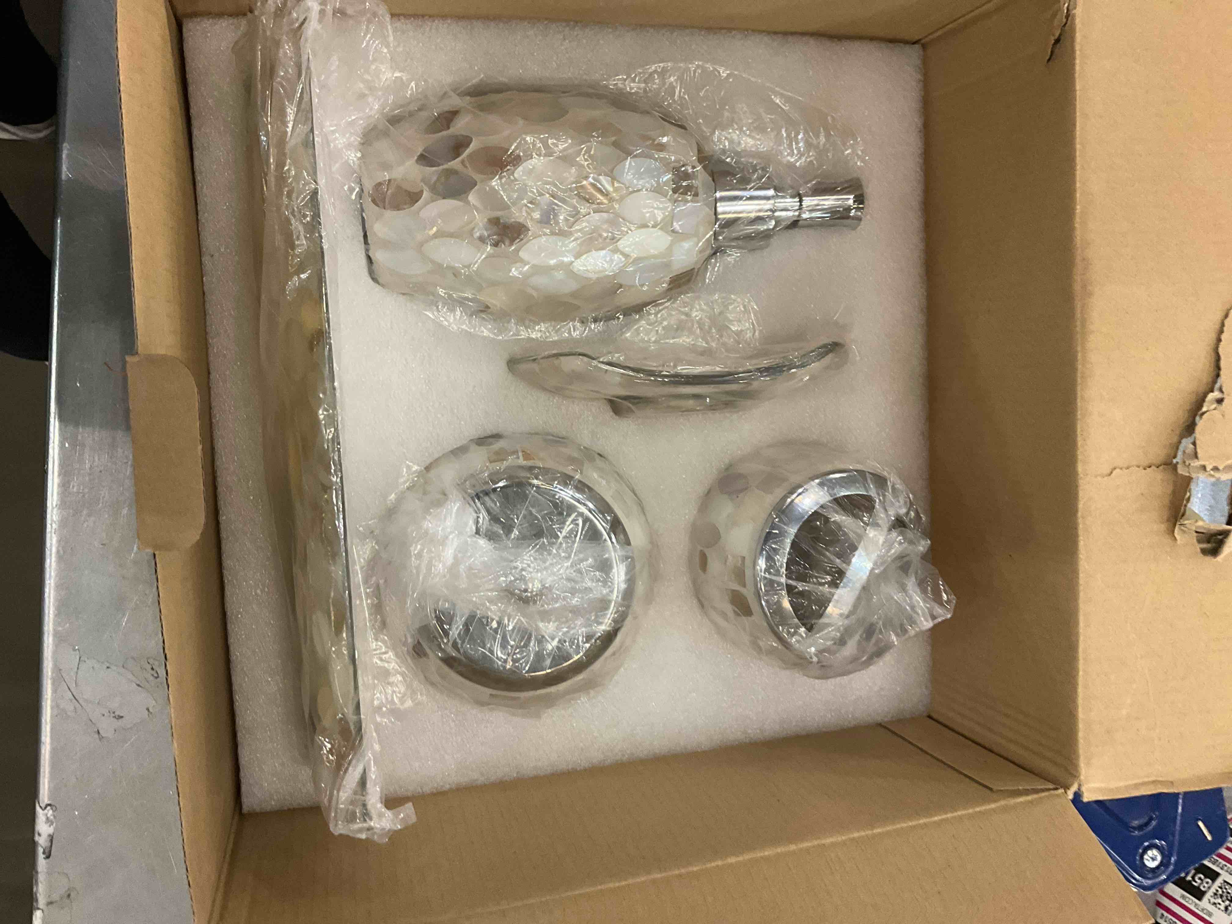 https://s3.amazonaws.com/lotting-images-prod/BargainHunt/EXS01314072_1709927115860.jpeg