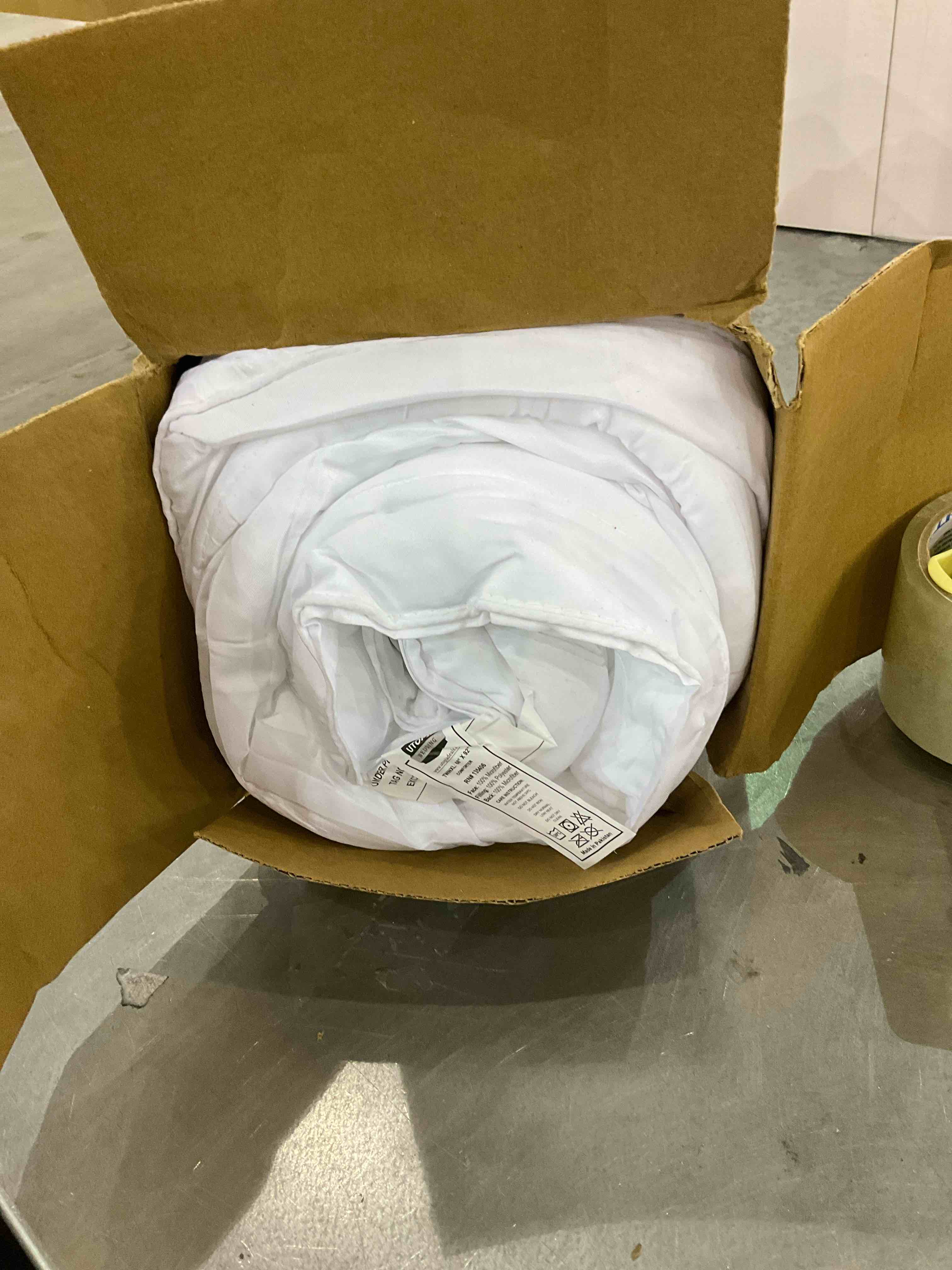 https://s3.amazonaws.com/lotting-images-prod/BargainHunt/EXS01314156_1710159597089.jpeg