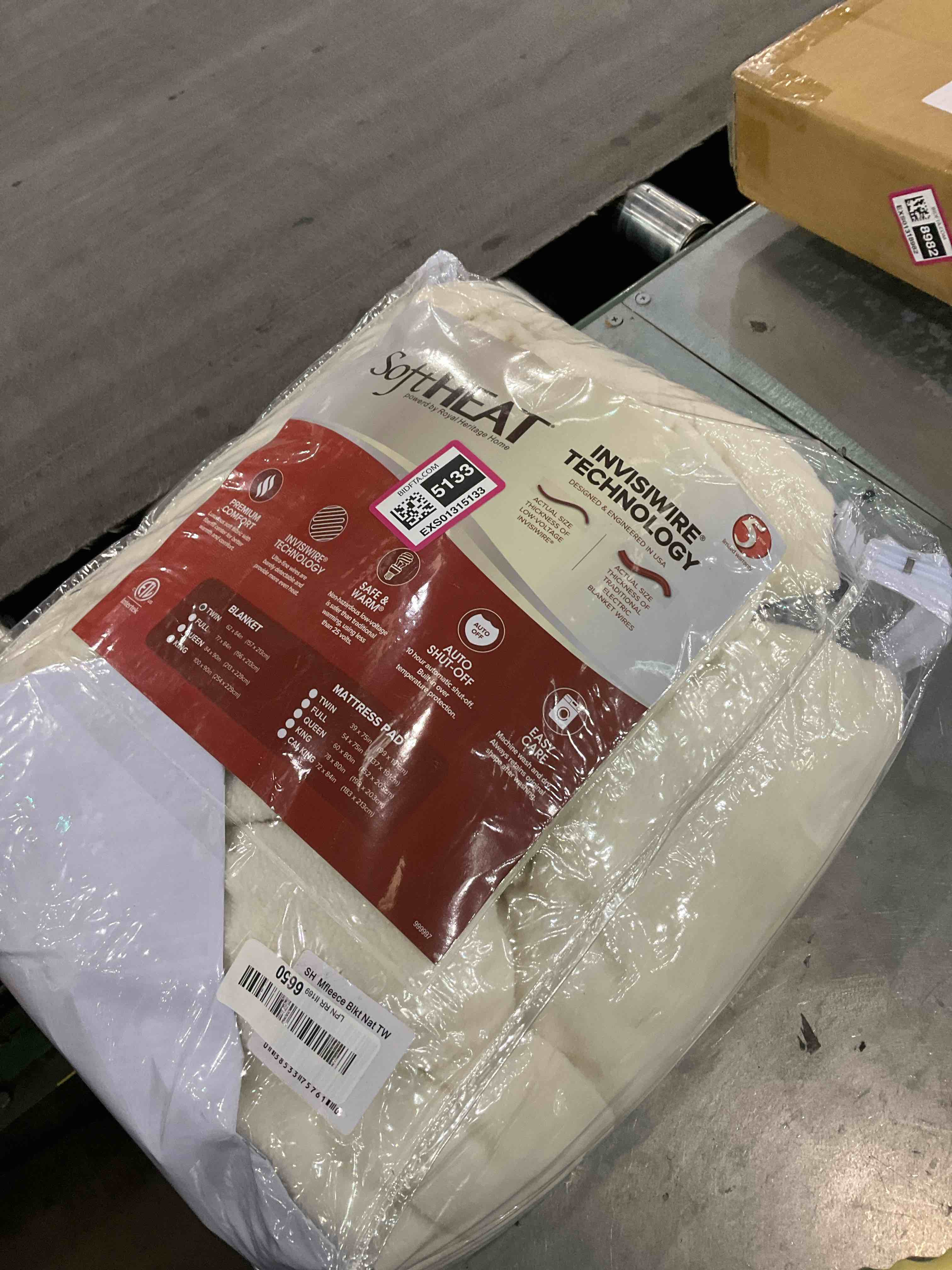 https://s3.amazonaws.com/lotting-images-prod/BargainHunt/EXS01315133_1710766095612.jpeg
