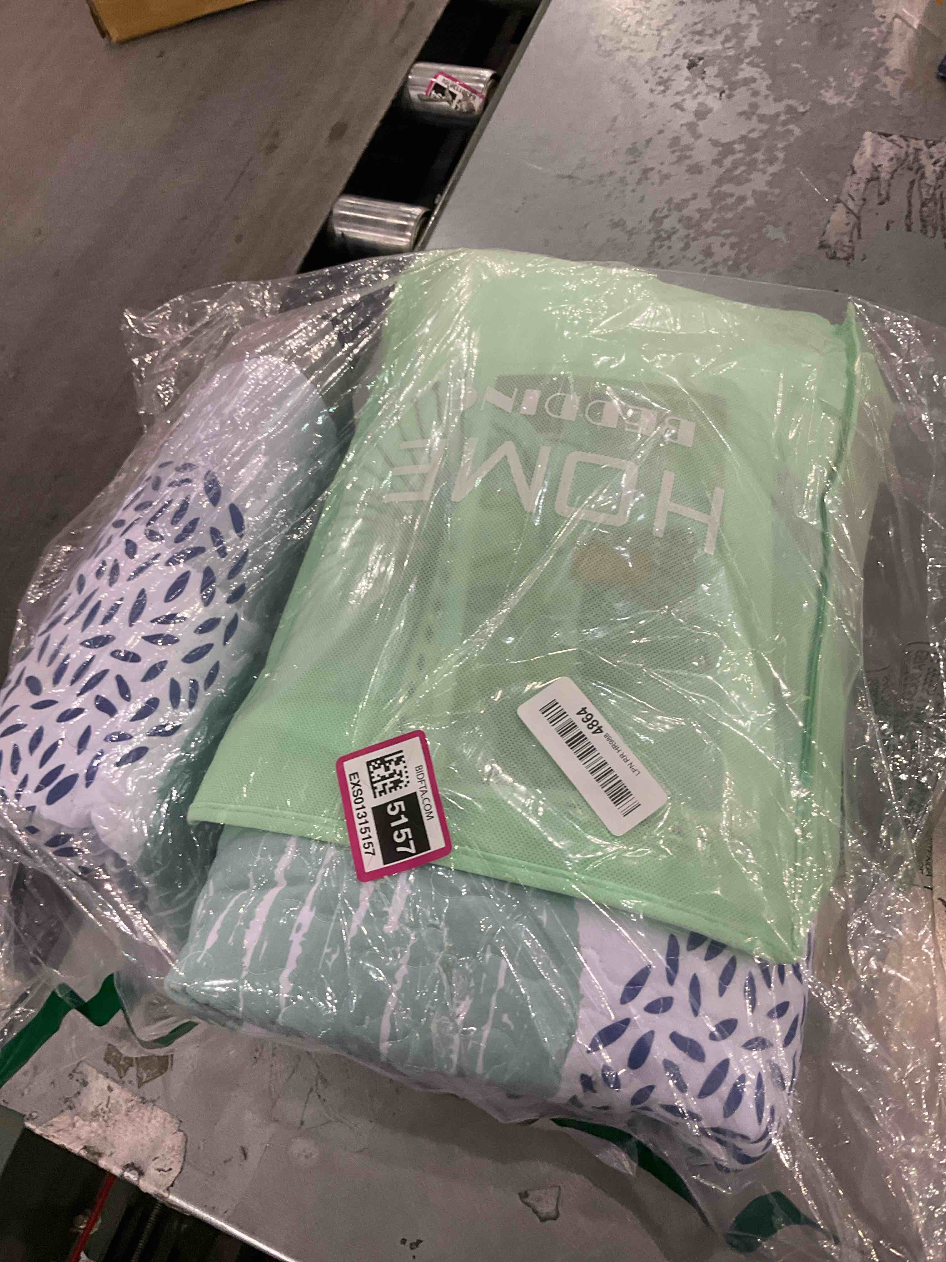 https://s3.amazonaws.com/lotting-images-prod/BargainHunt/EXS01315157_1710766199112.jpeg