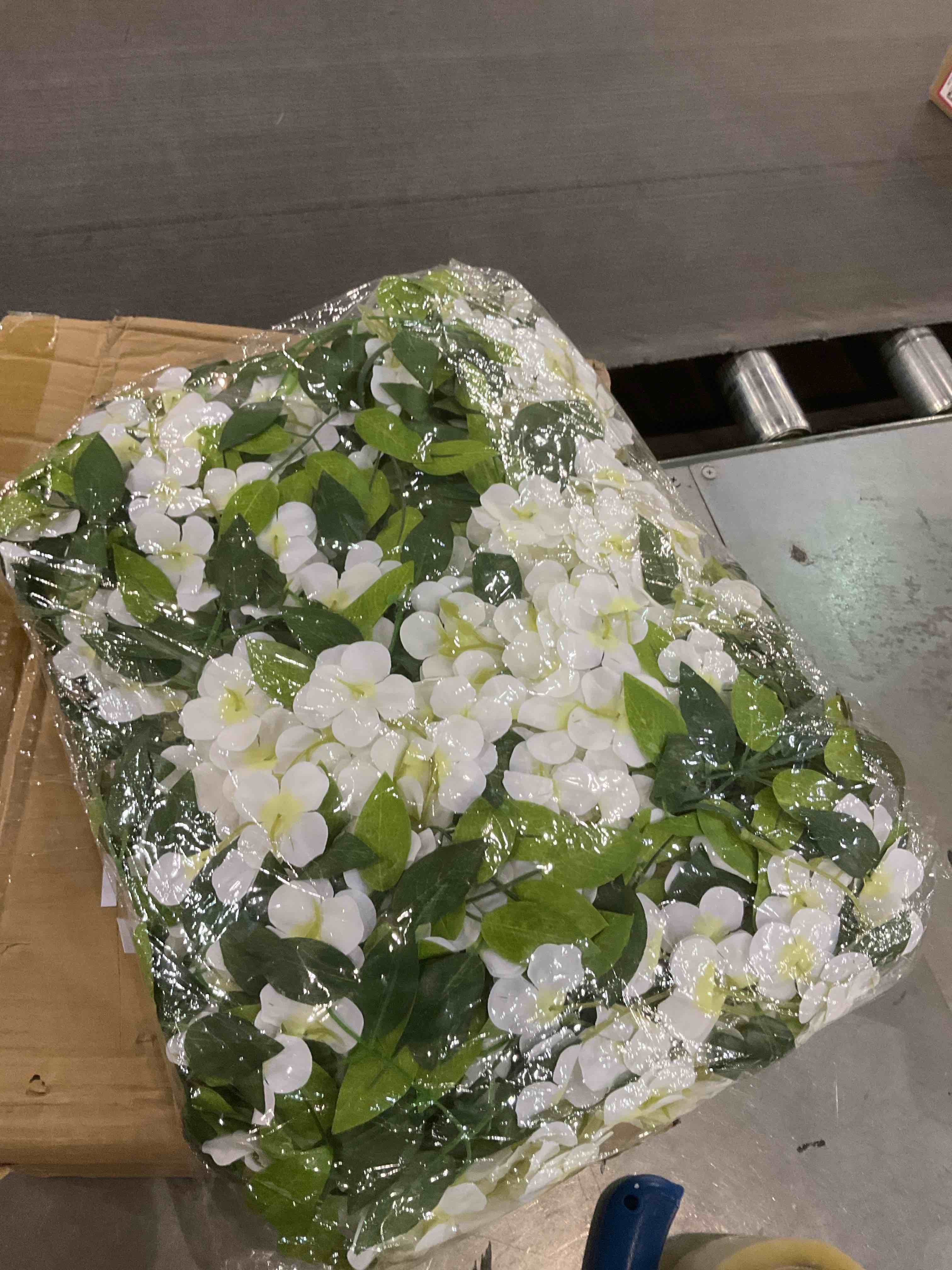 2 pack white flower decor 