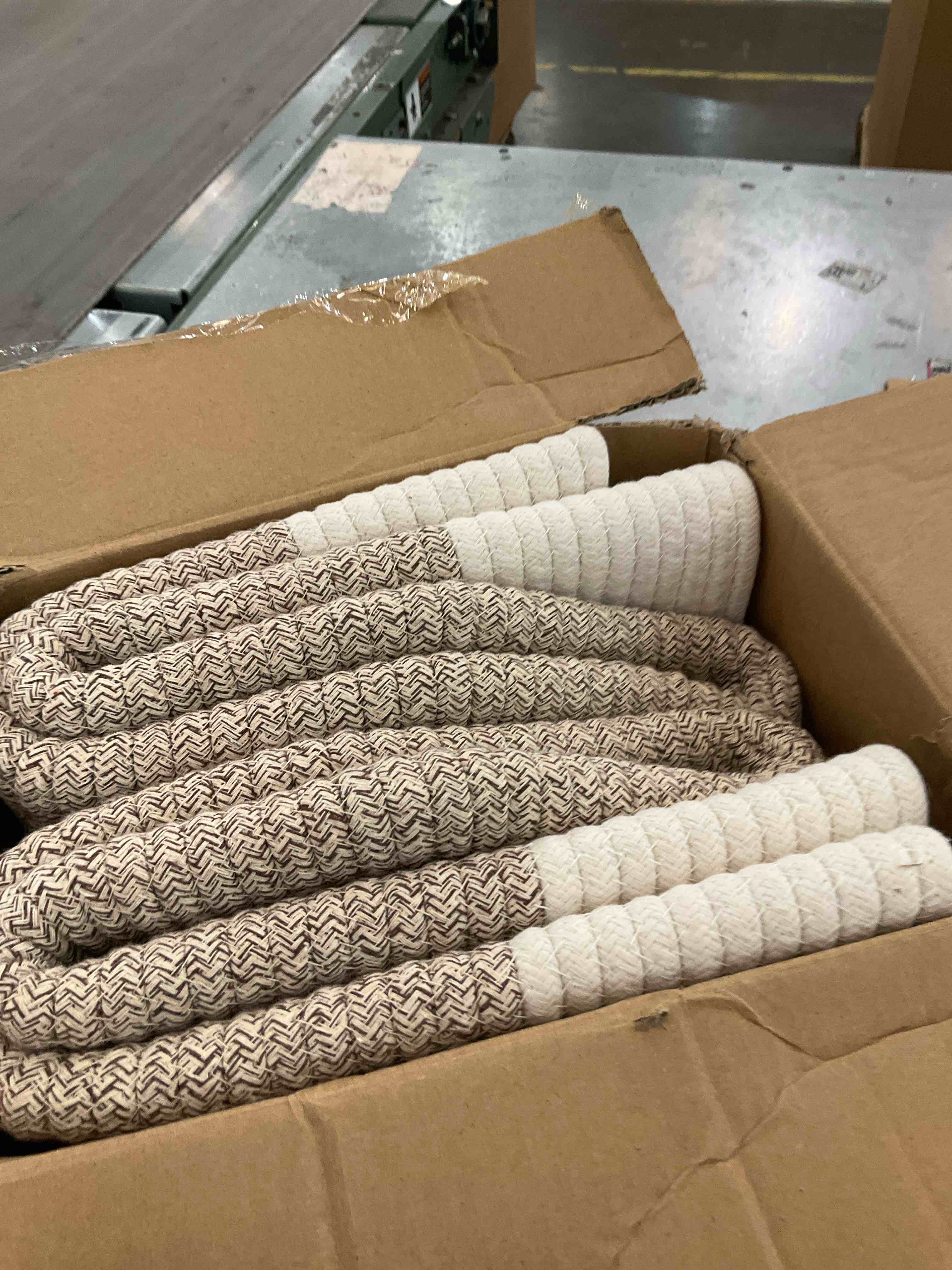 https://s3.amazonaws.com/lotting-images-prod/BargainHunt/EXS01317019_1710442575566.jpeg