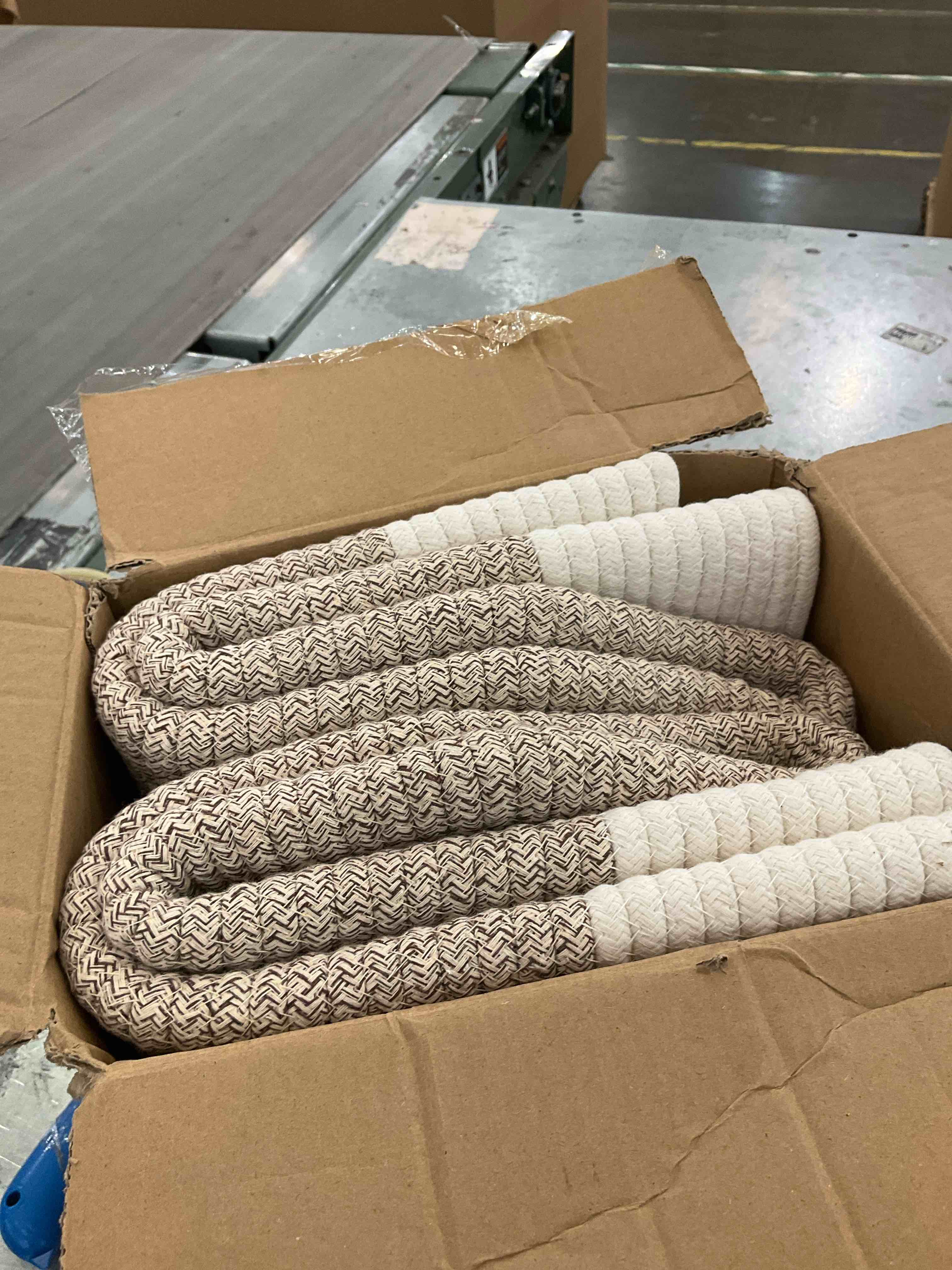 https://s3.amazonaws.com/lotting-images-prod/BargainHunt/EXS01317019_1710442576547.jpeg