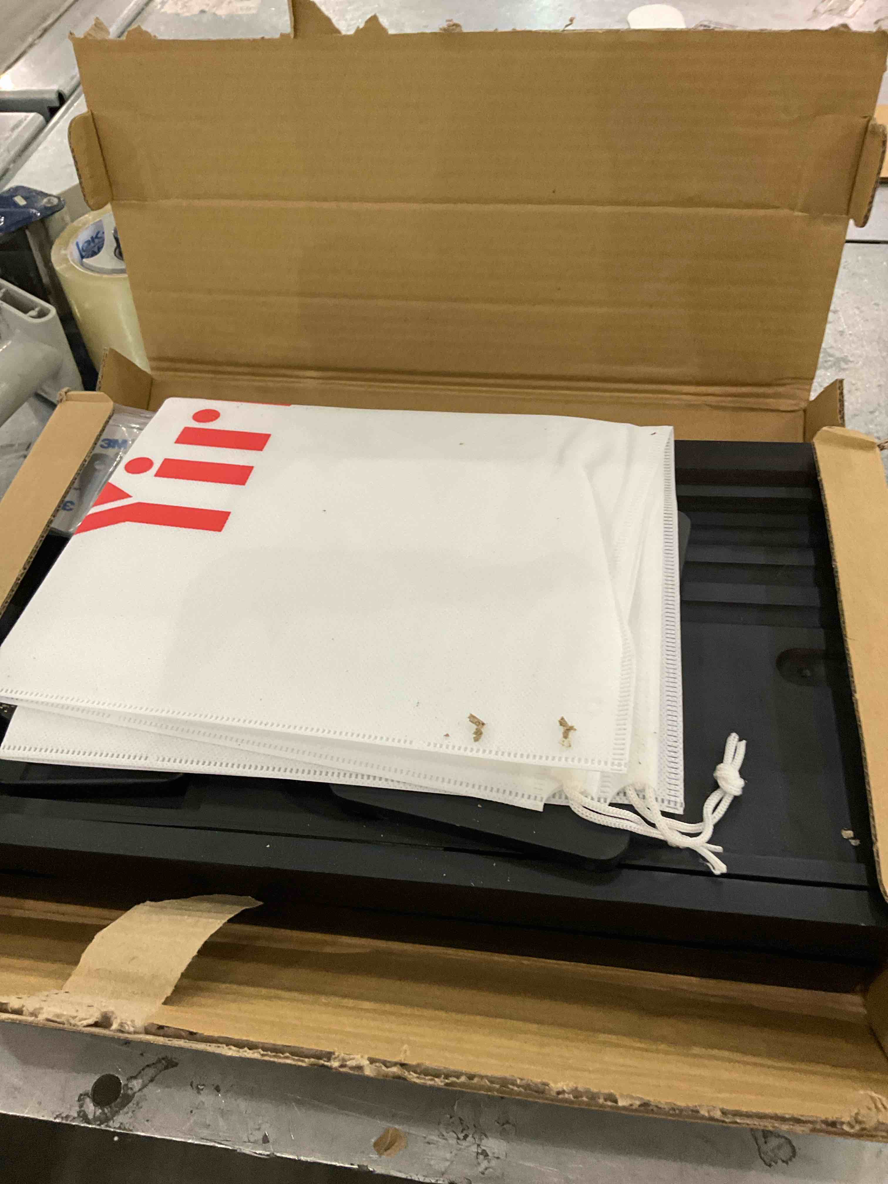 https://s3.amazonaws.com/lotting-images-prod/BargainHunt/EXS01317172_1710516806013.jpeg