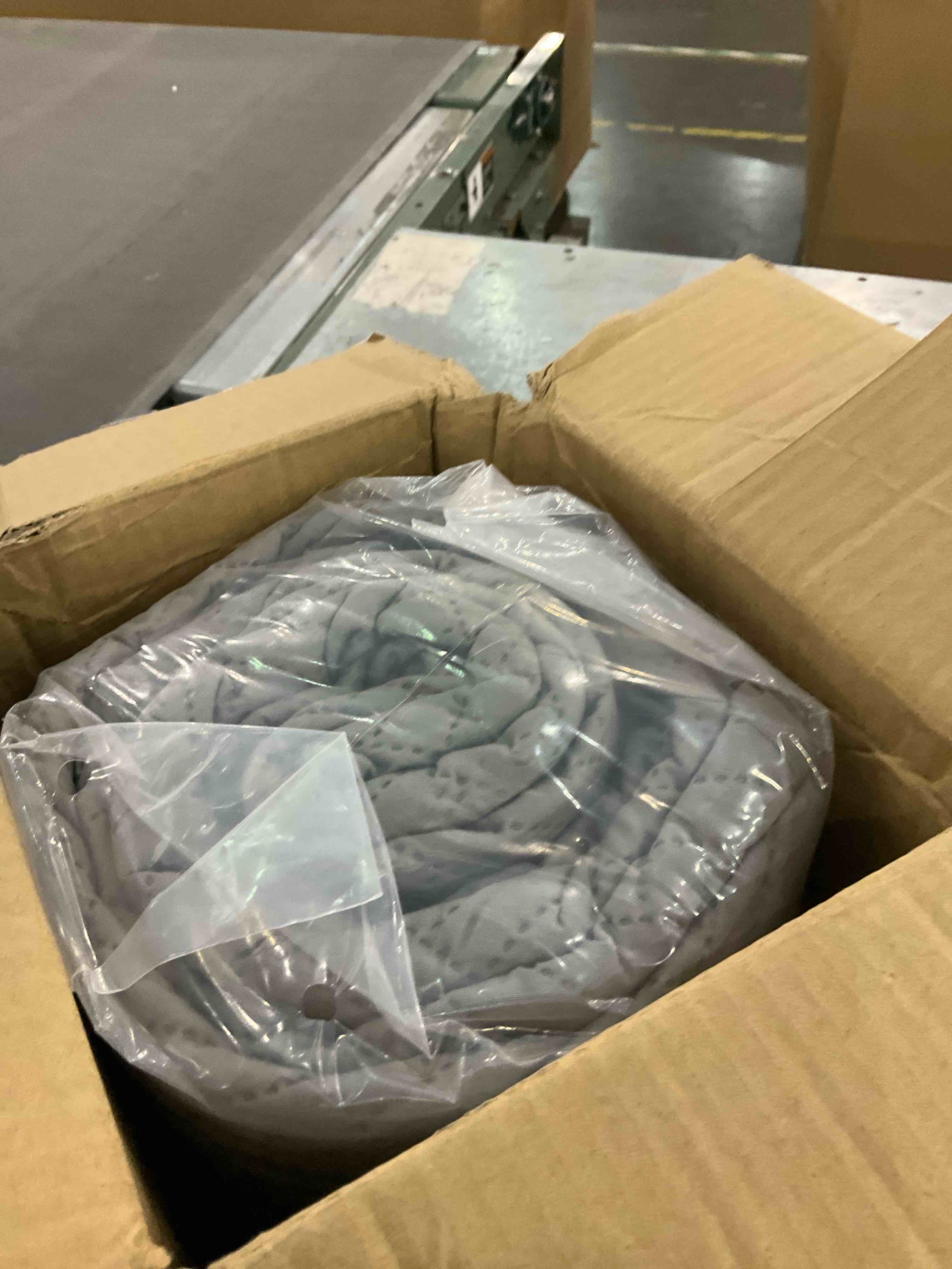 https://s3.amazonaws.com/lotting-images-prod/BargainHunt/EXS01317312_1710766469349.jpeg