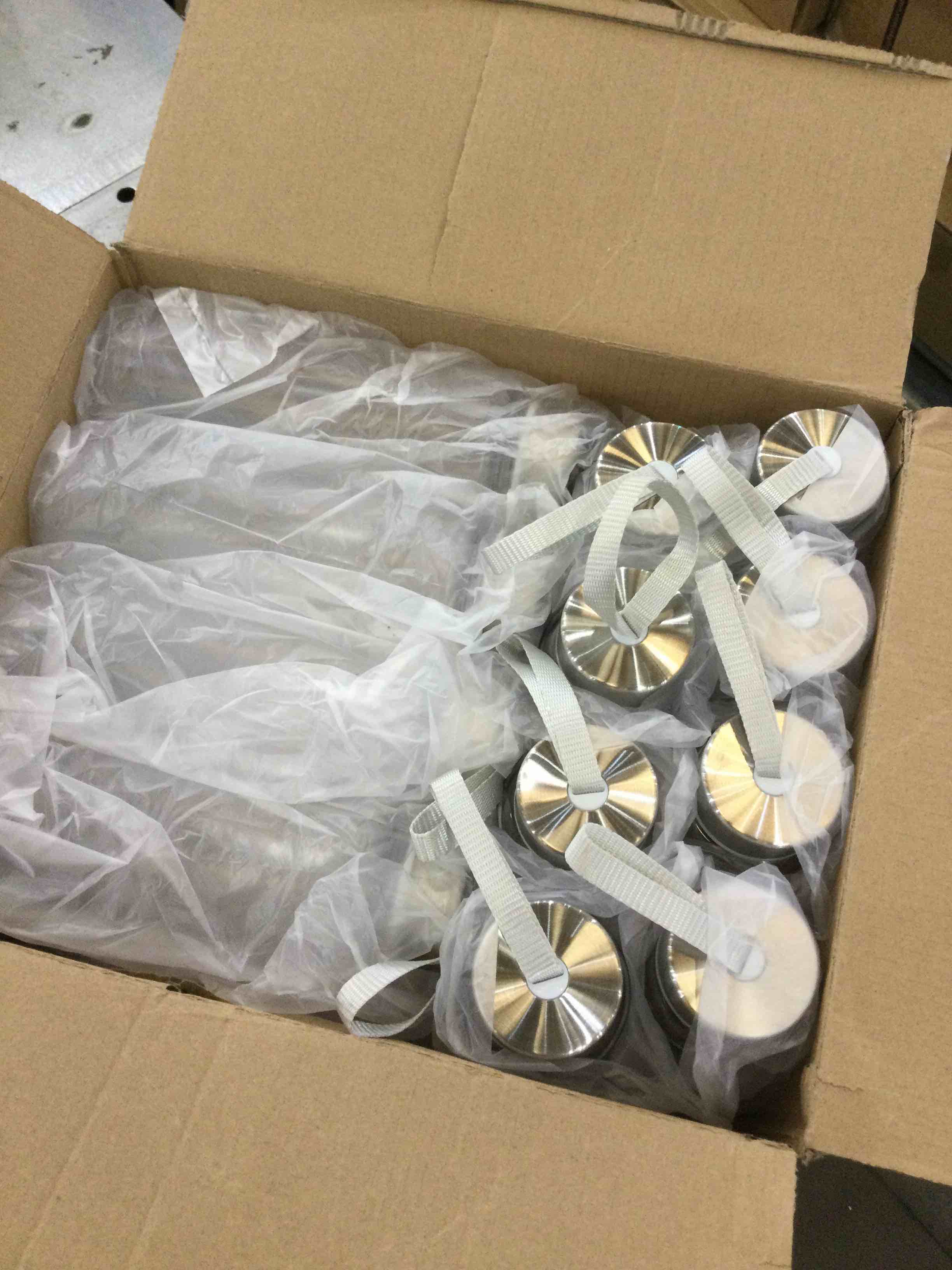 Zubebe 20 Pcs Reusable Water Bottles Bulk Clear Bottles with Stainless Steel Leak Proof Lids Acrylic Bottles with Nylon Carrying Strap Shaker Bottles for Water, Milk, Smoothie, Juice Beverage (10 oz)