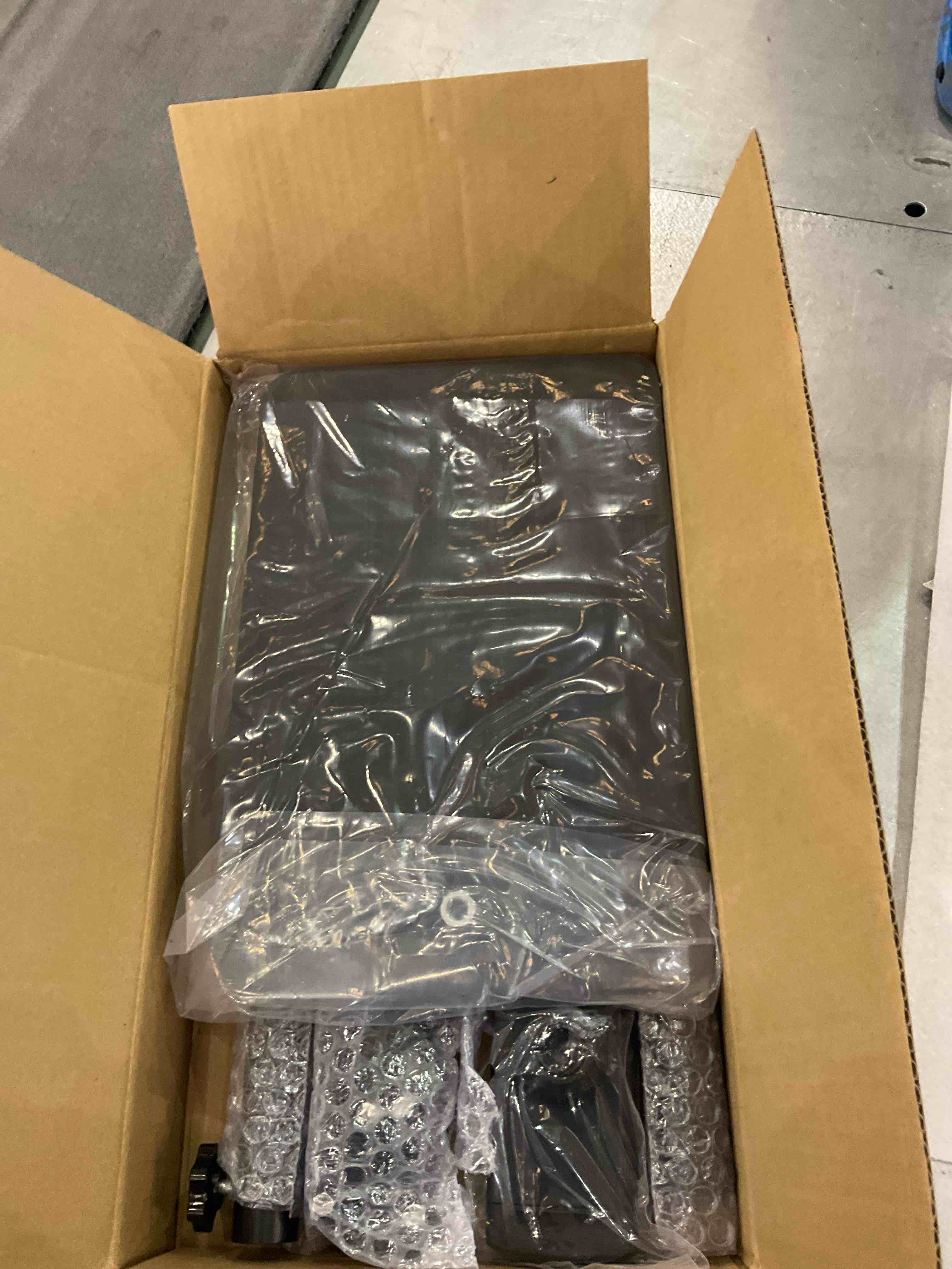 https://s3.amazonaws.com/lotting-images-prod/BargainHunt/EXS01318481_1710942631760.jpeg