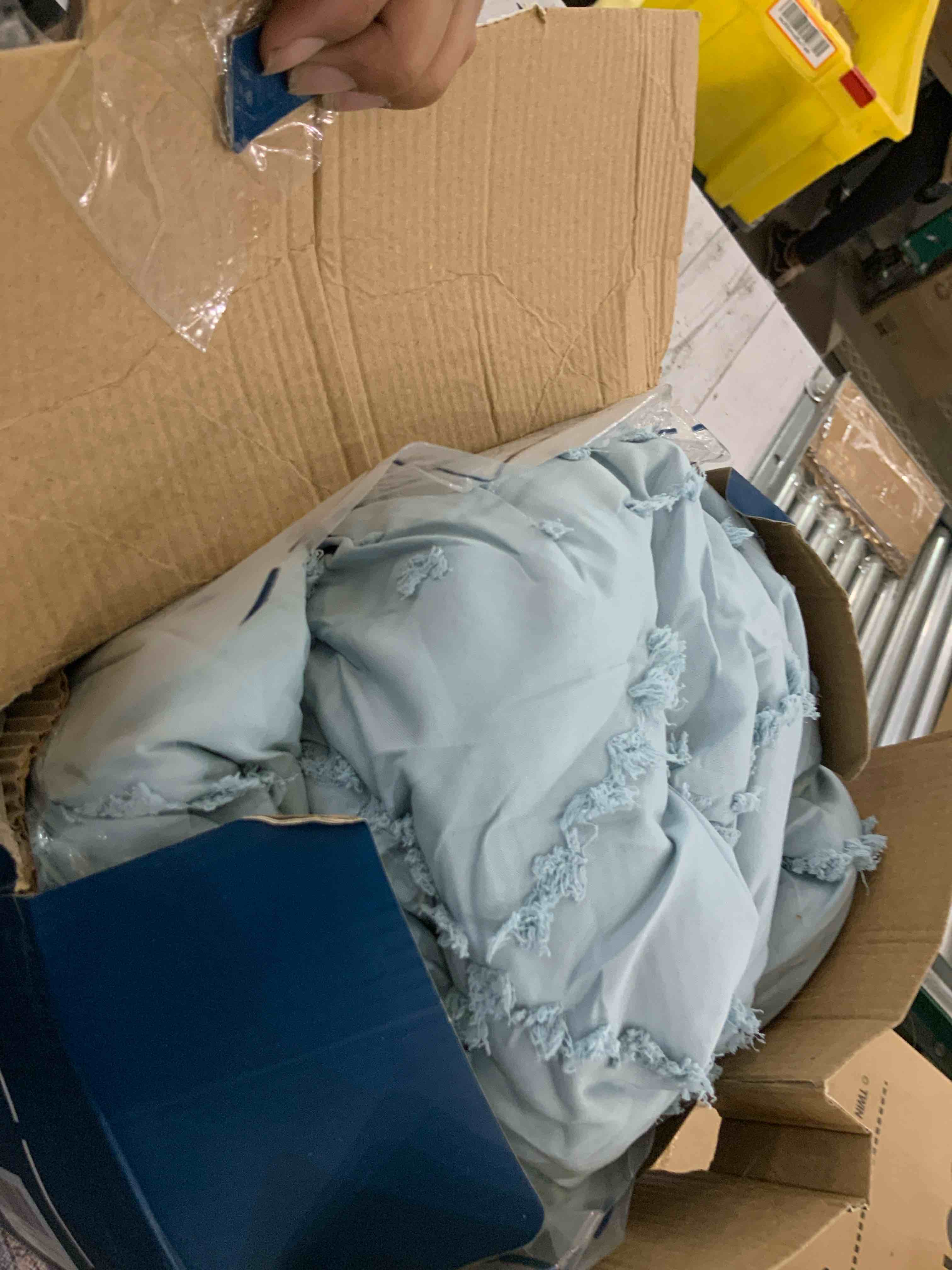 https://s3.amazonaws.com/lotting-images-prod/BargainHunt/EXS01319137_1711042689134.jpeg