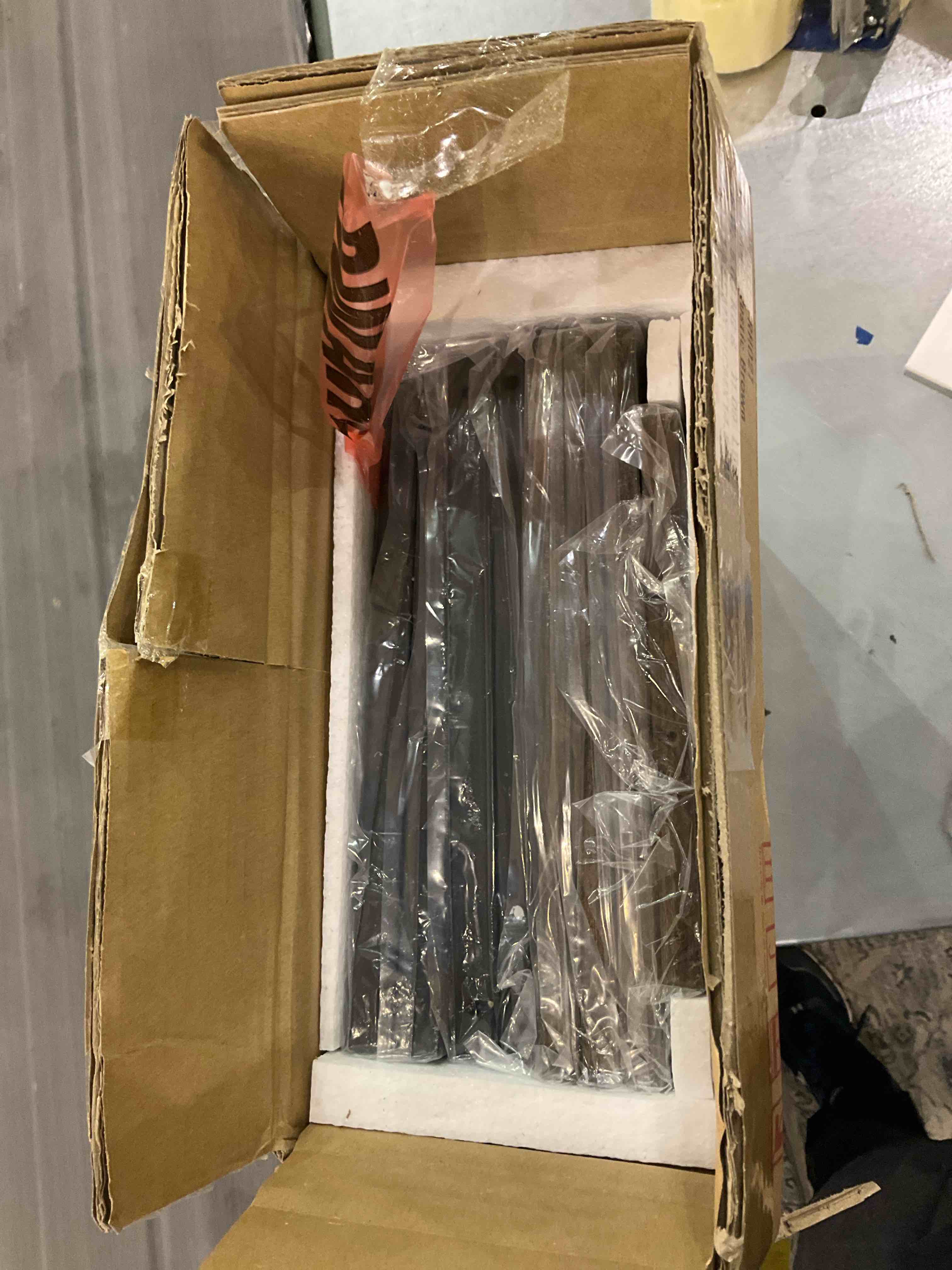 https://s3.amazonaws.com/lotting-images-prod/BargainHunt/EXS01319604_1710157557574.jpeg