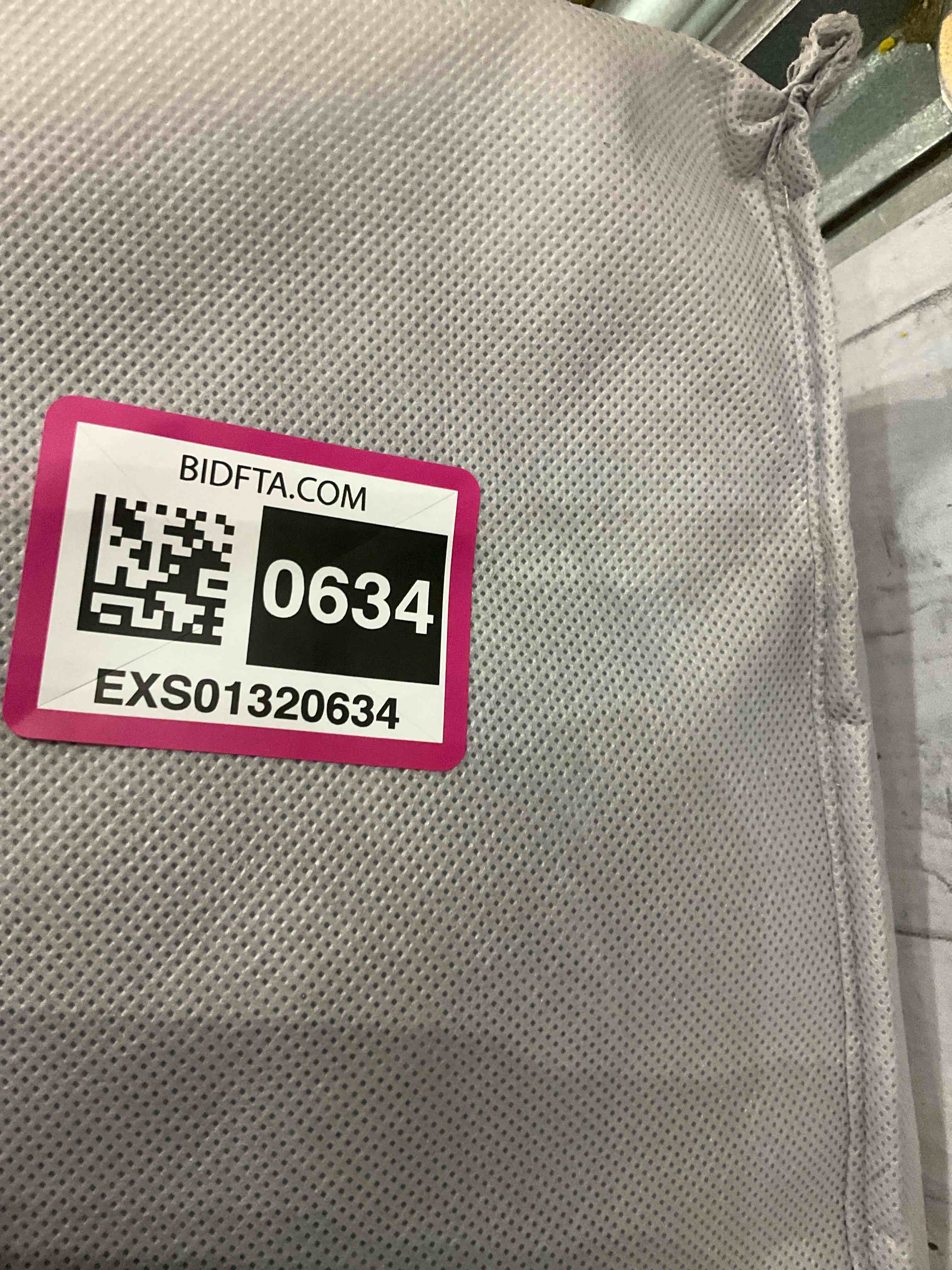 https://s3.amazonaws.com/lotting-images-prod/BargainHunt/EXS01320634_1712062448636.jpeg
