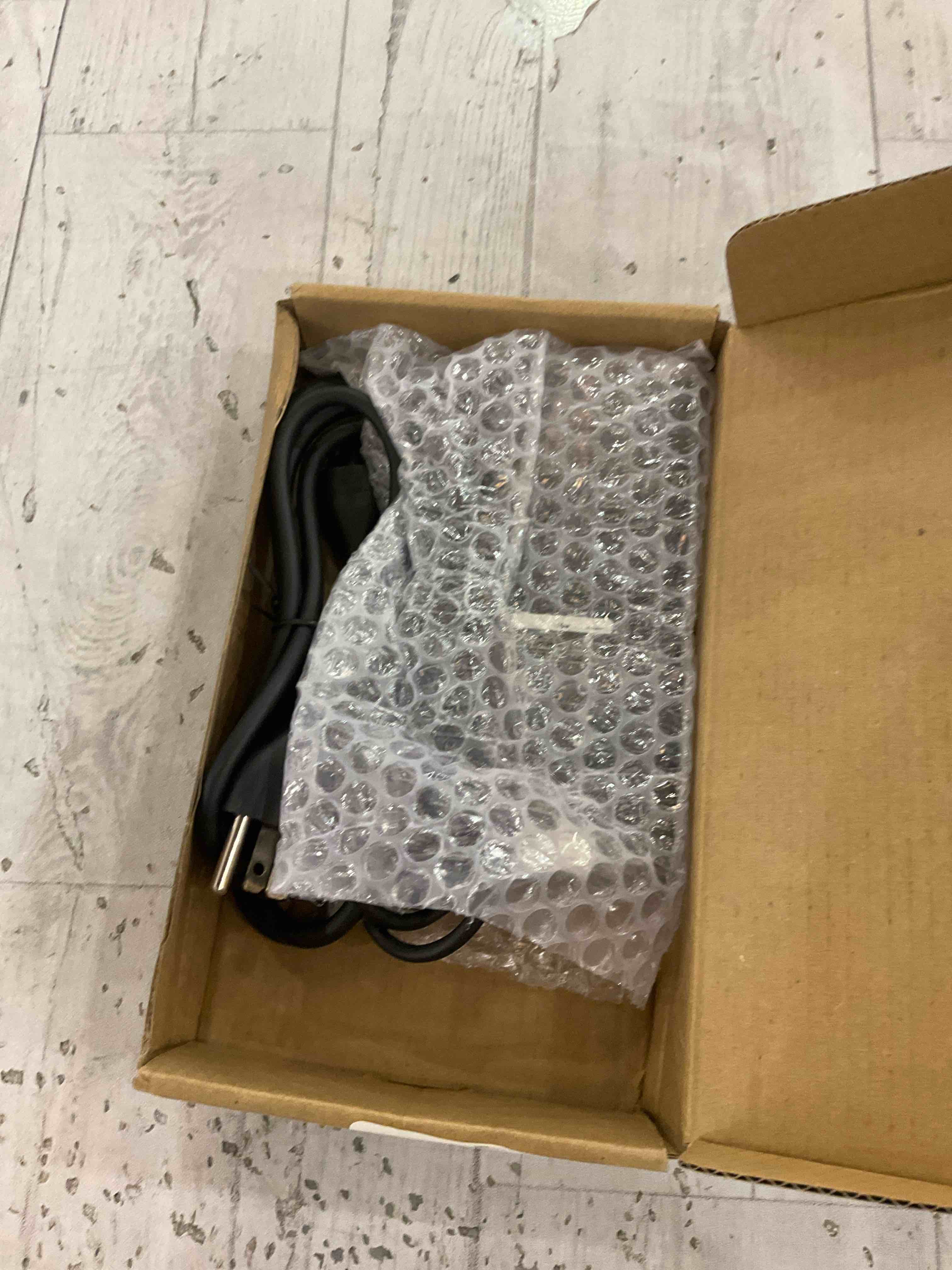 https://s3.amazonaws.com/lotting-images-prod/BargainHunt/EXS01321095_1711640577761.jpeg