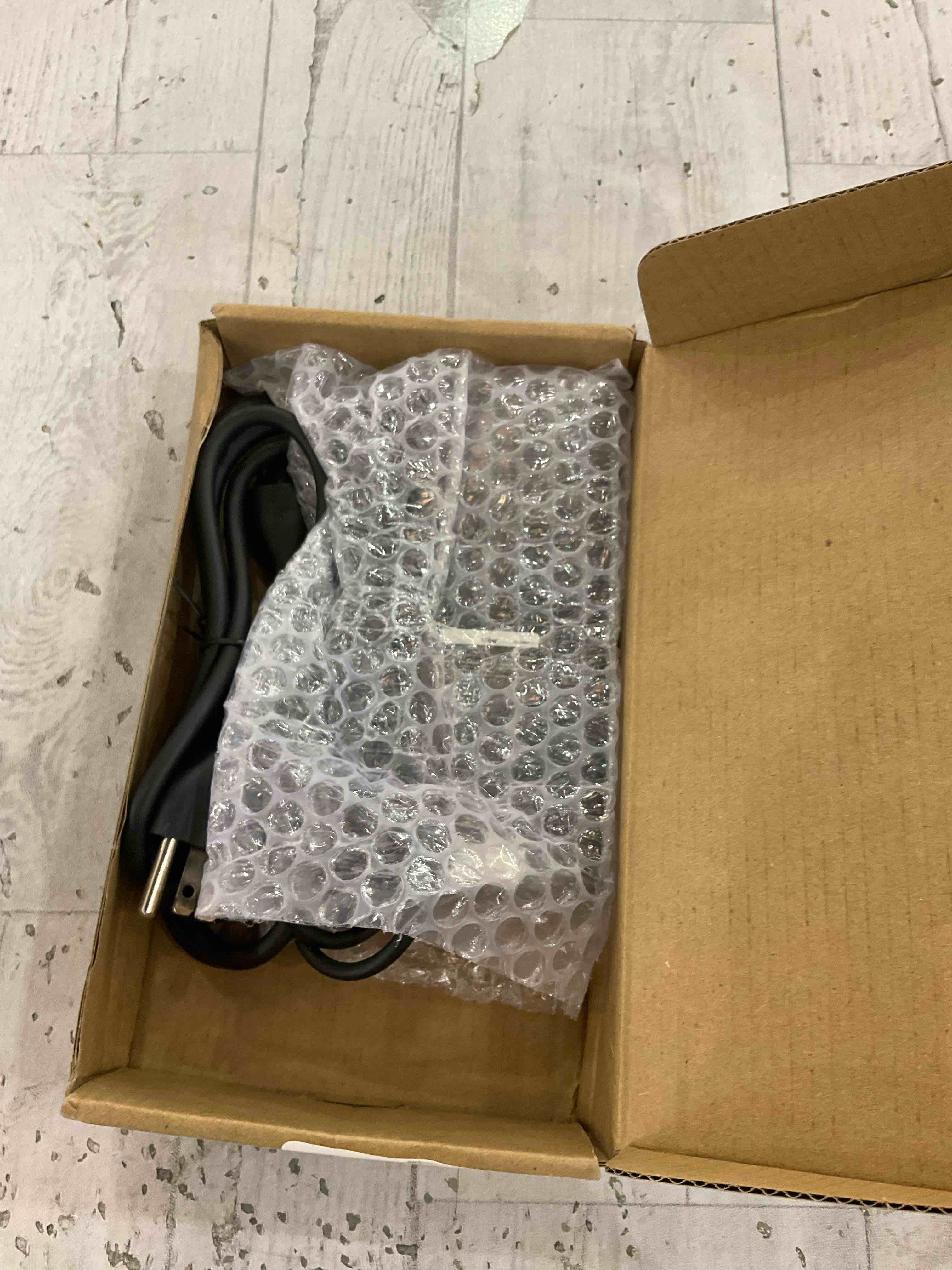 https://s3.amazonaws.com/lotting-images-prod/BargainHunt/EXS01321095_1711640578575.jpeg