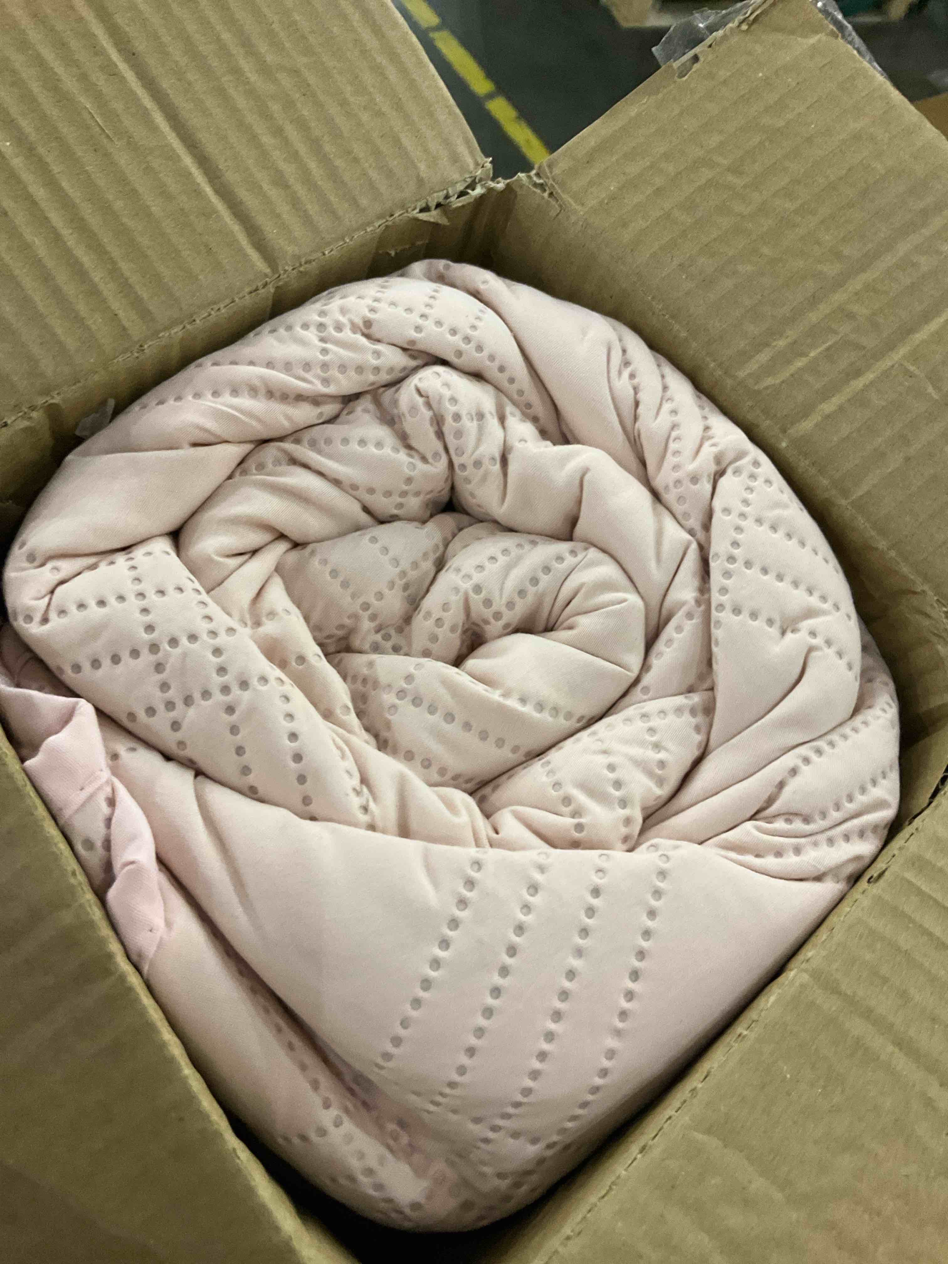 https://s3.amazonaws.com/lotting-images-prod/BargainHunt/EXS01322460_1712664580899.jpeg