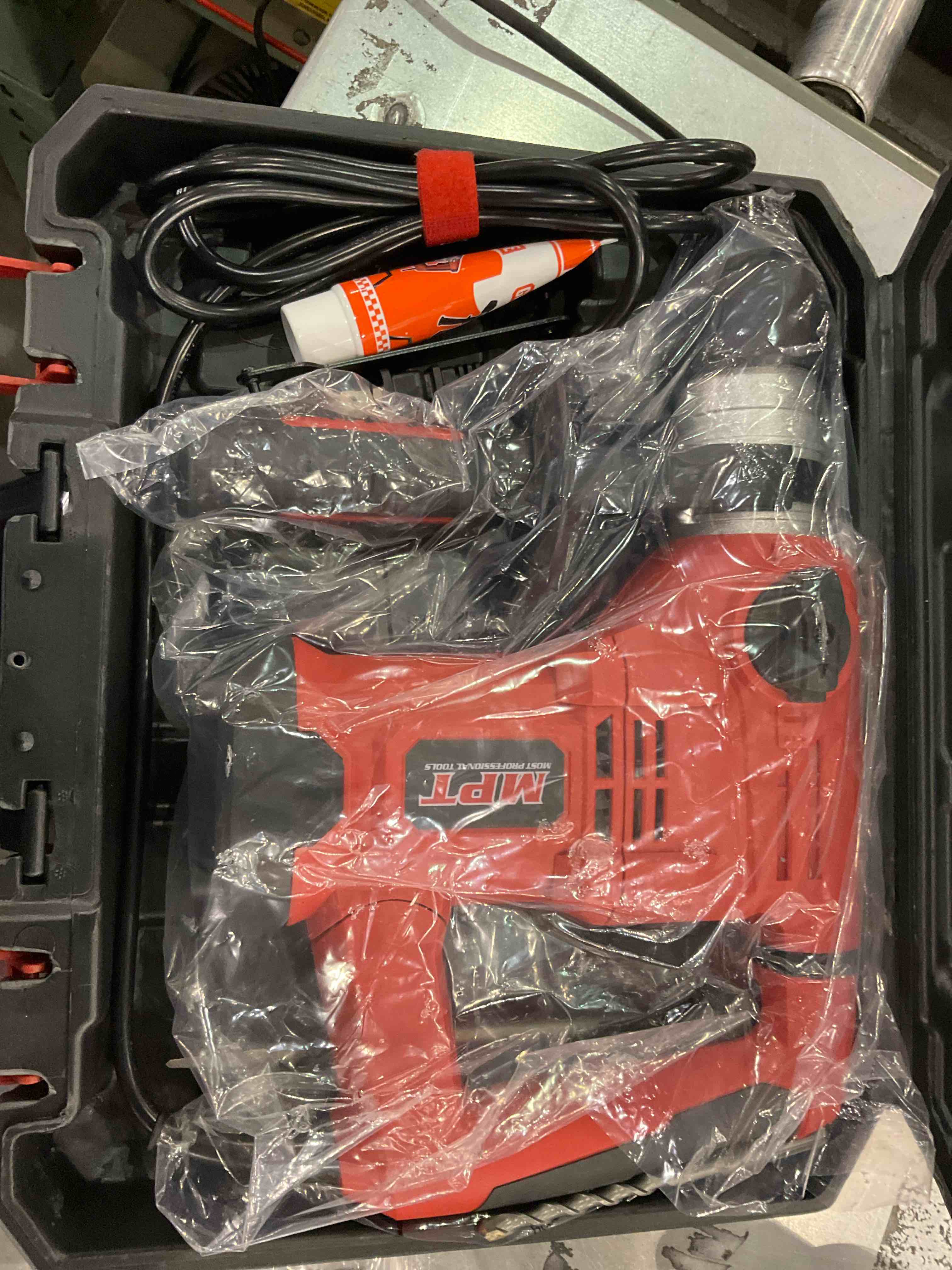 1-1/4 Inch SDS-Plus 13 Amp Heavy Duty Rotary Hammer Drill With Vibration Control And Safety Clutch,32mm For Concrete Including 5 Drill Bits,Point Chisel,Flat Chisel