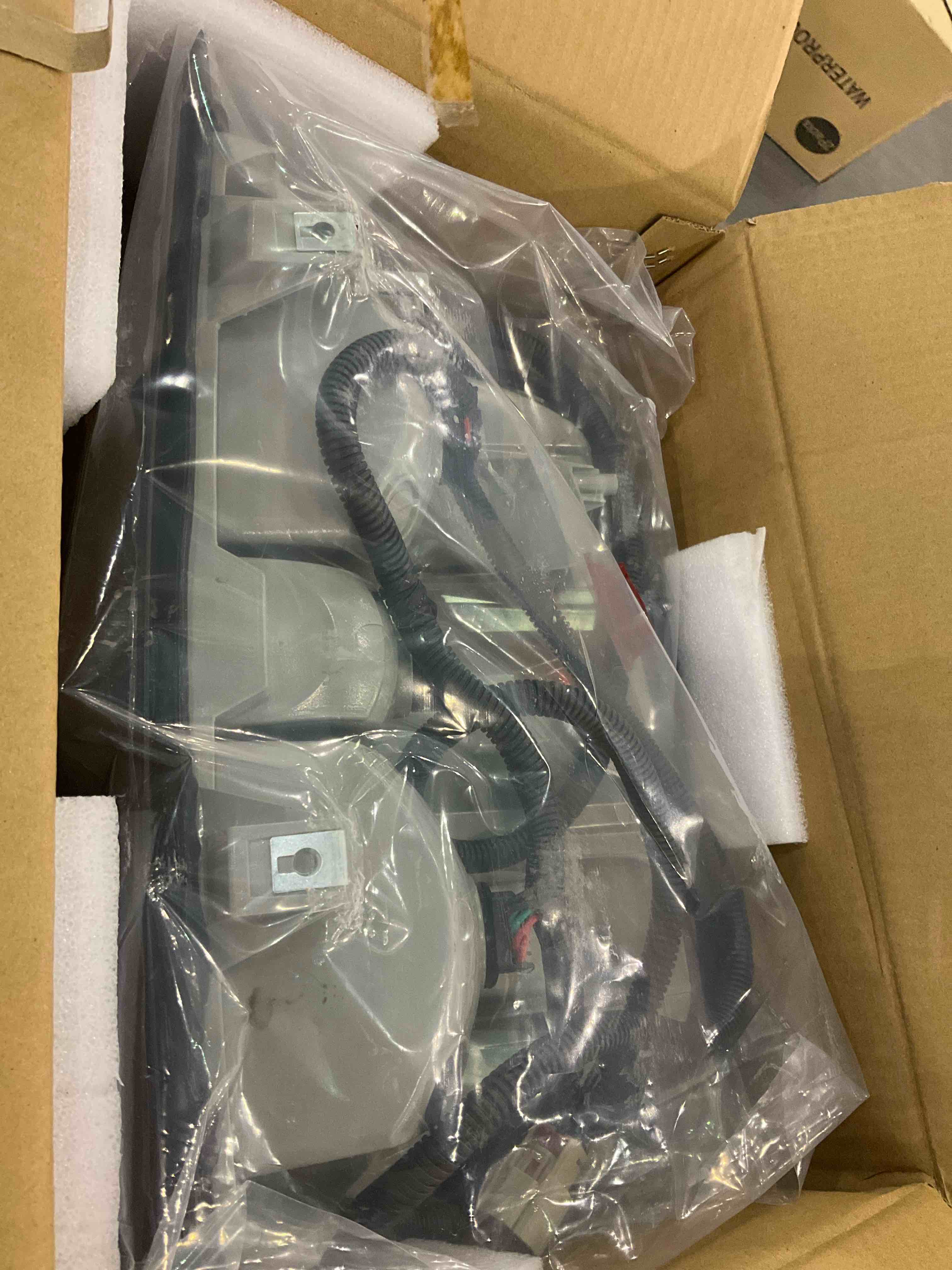 https://s3.amazonaws.com/lotting-images-prod/BargainHunt/EXS01322997_1712751022897.jpeg