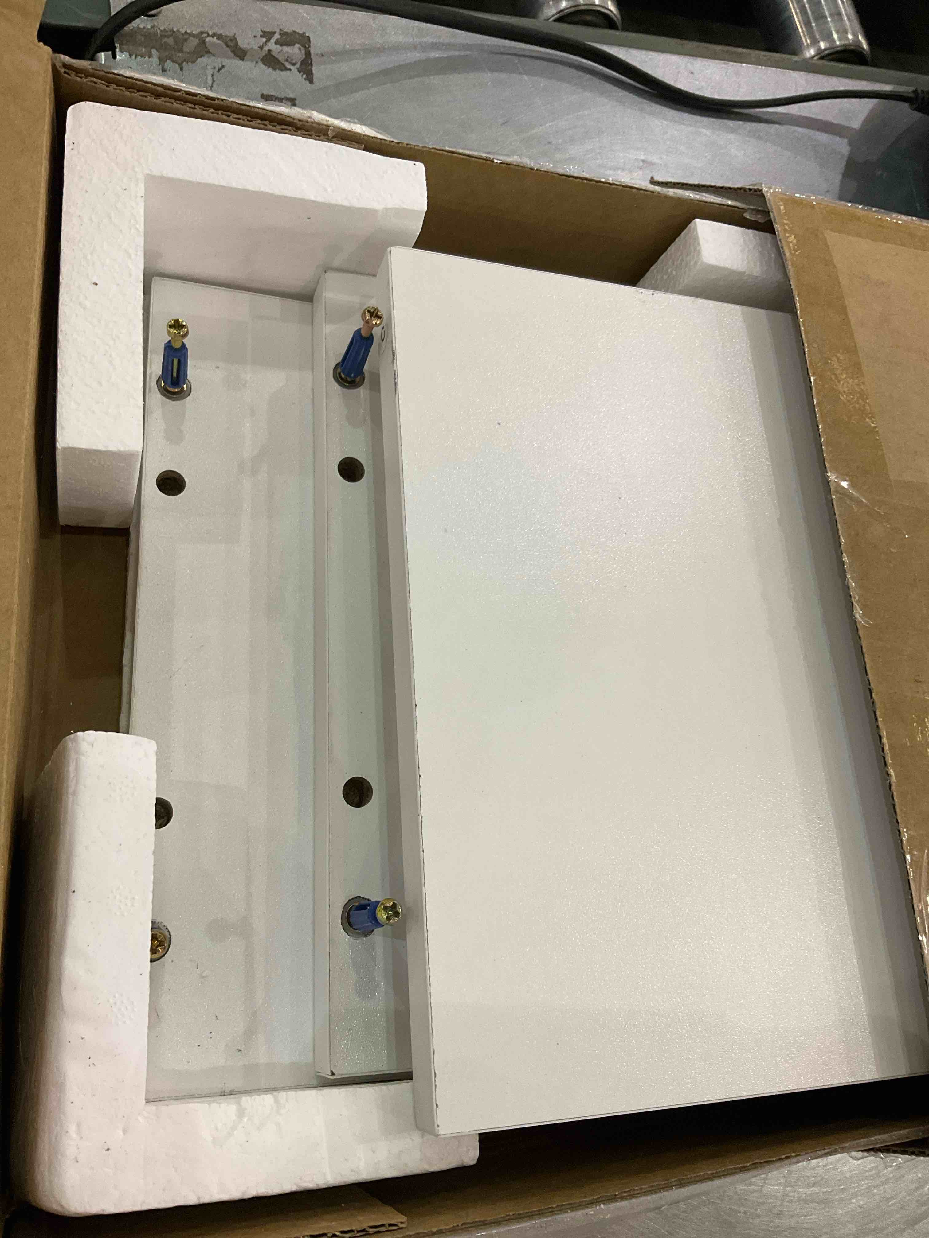 https://s3.amazonaws.com/lotting-images-prod/BargainHunt/EXS01323337_1712070796870.jpeg