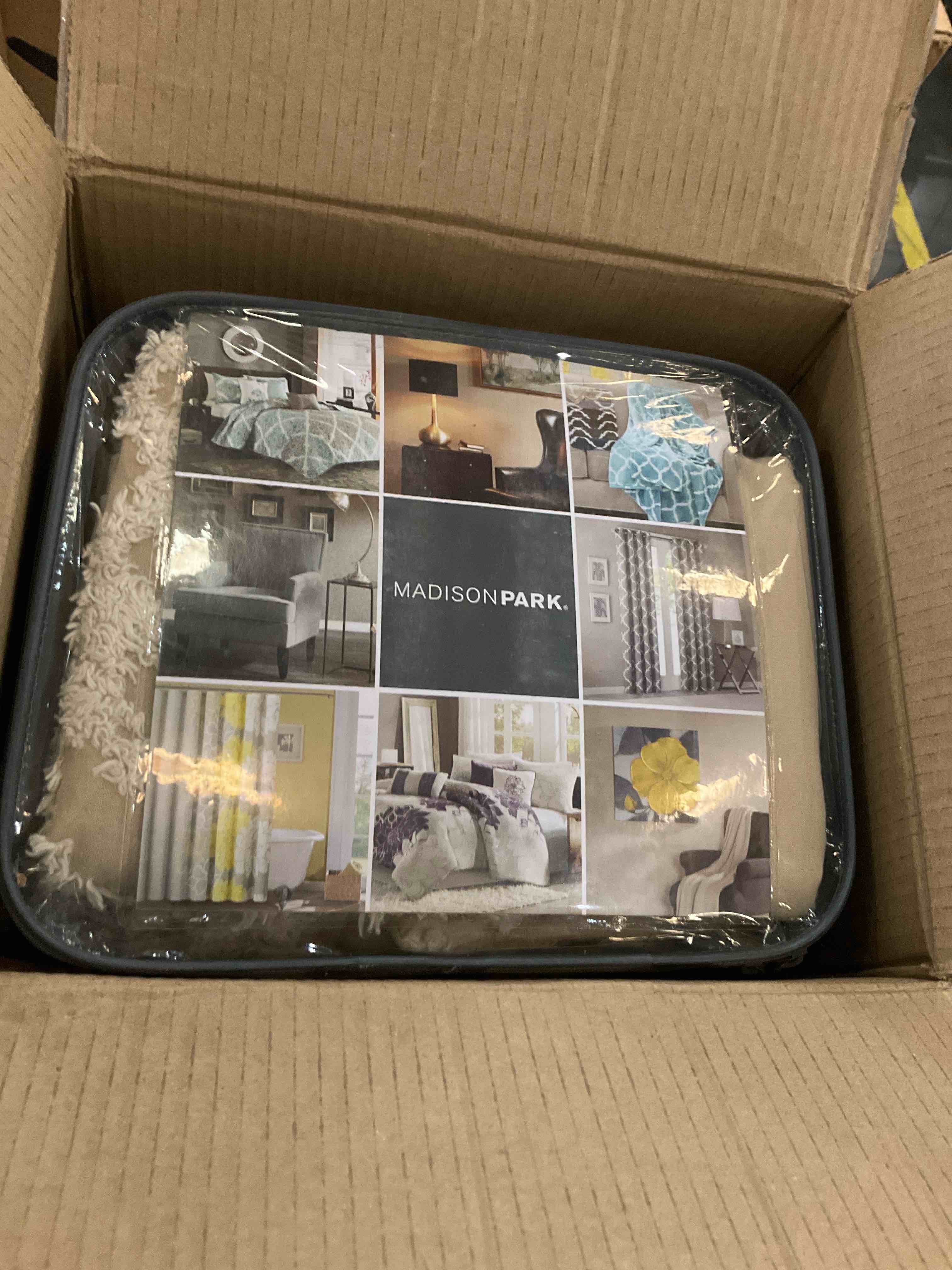 https://s3.amazonaws.com/lotting-images-prod/BargainHunt/EXS01323834_1713800025616.jpeg