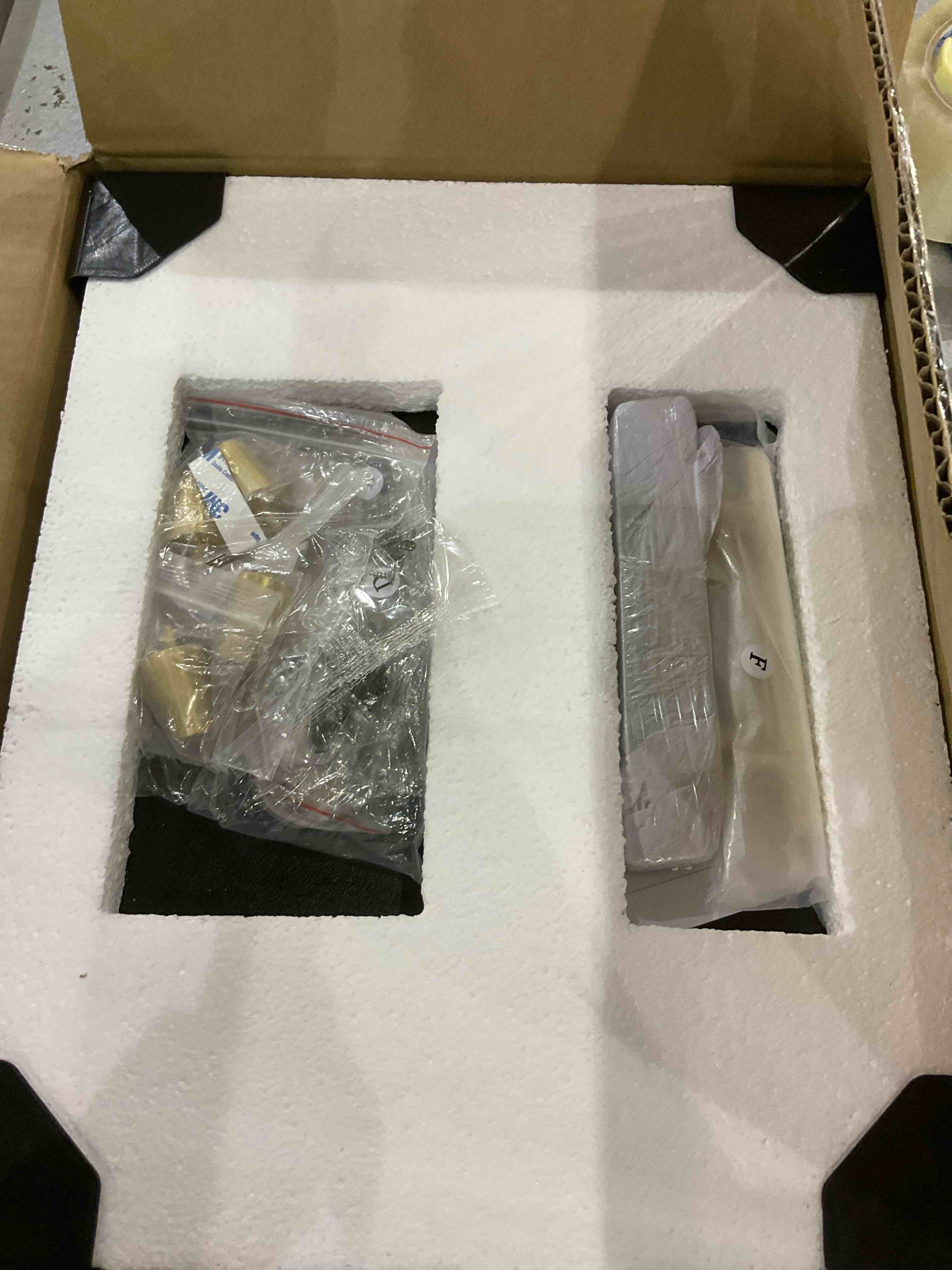 https://s3.amazonaws.com/lotting-images-prod/BargainHunt/EXS01324494_1712665169005.jpeg