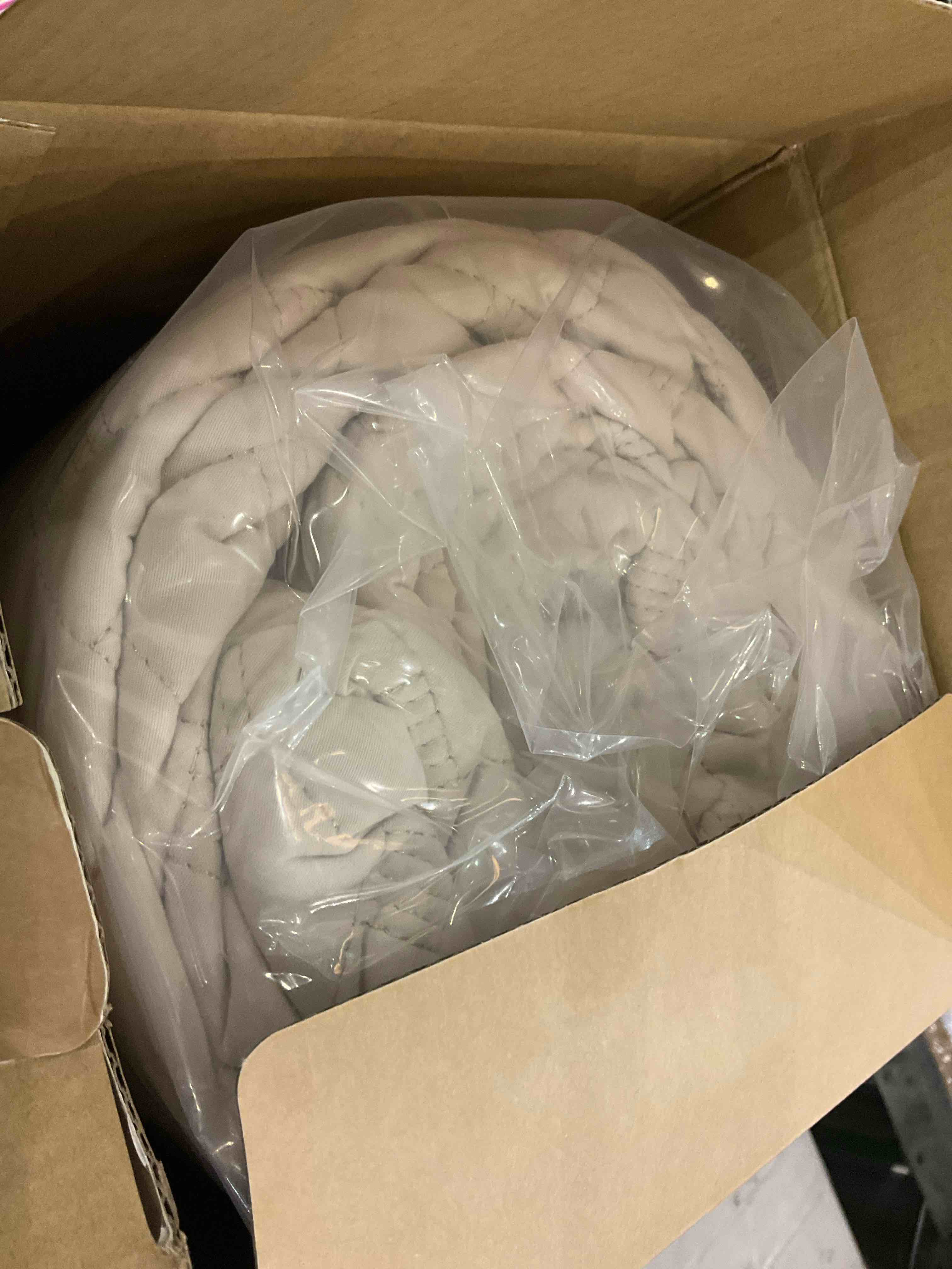 https://s3.amazonaws.com/lotting-images-prod/BargainHunt/EXS01327341_1712245470149.jpeg
