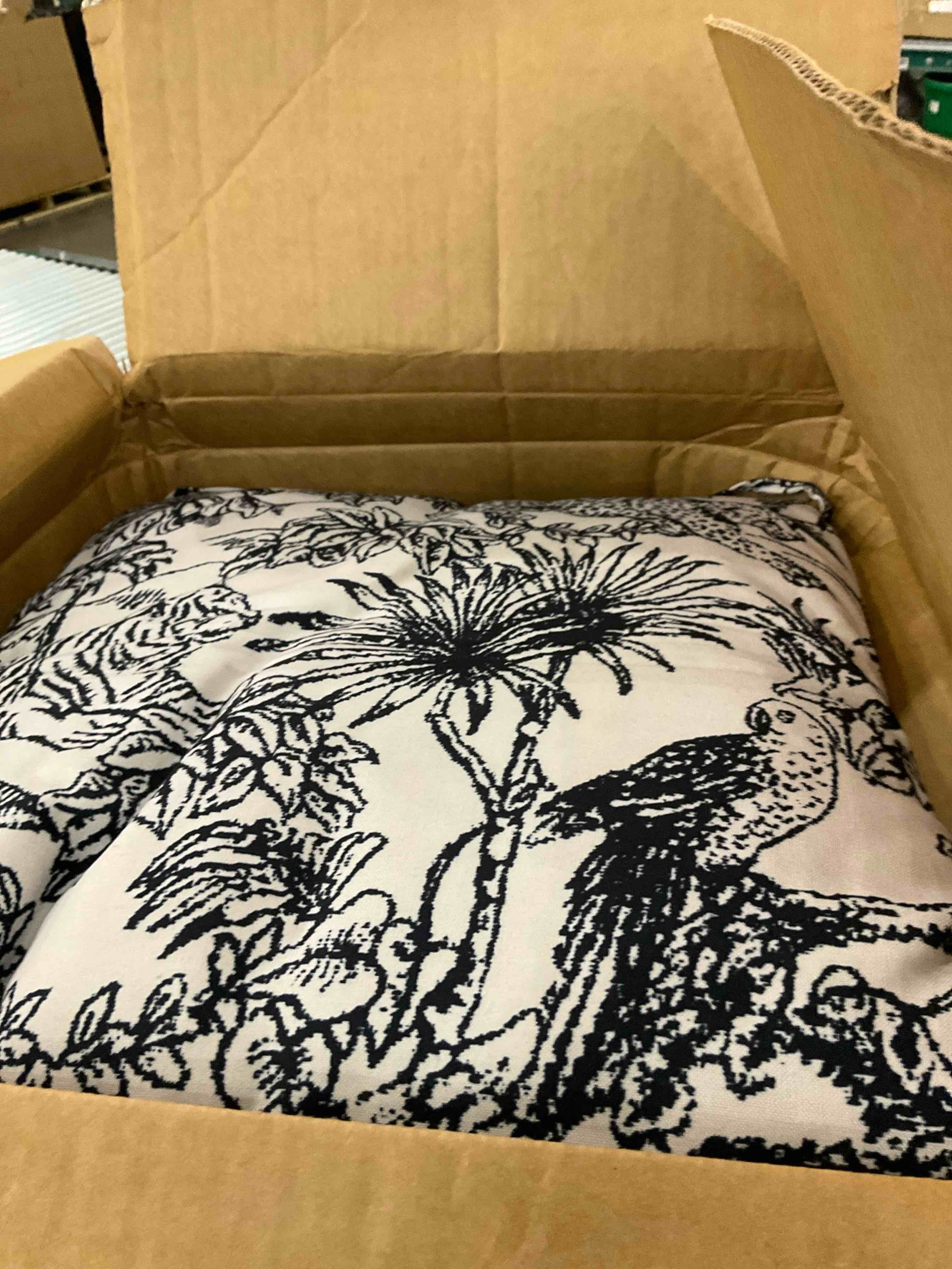https://s3.amazonaws.com/lotting-images-prod/BargainHunt/EXS01330167_1713281793644.jpeg